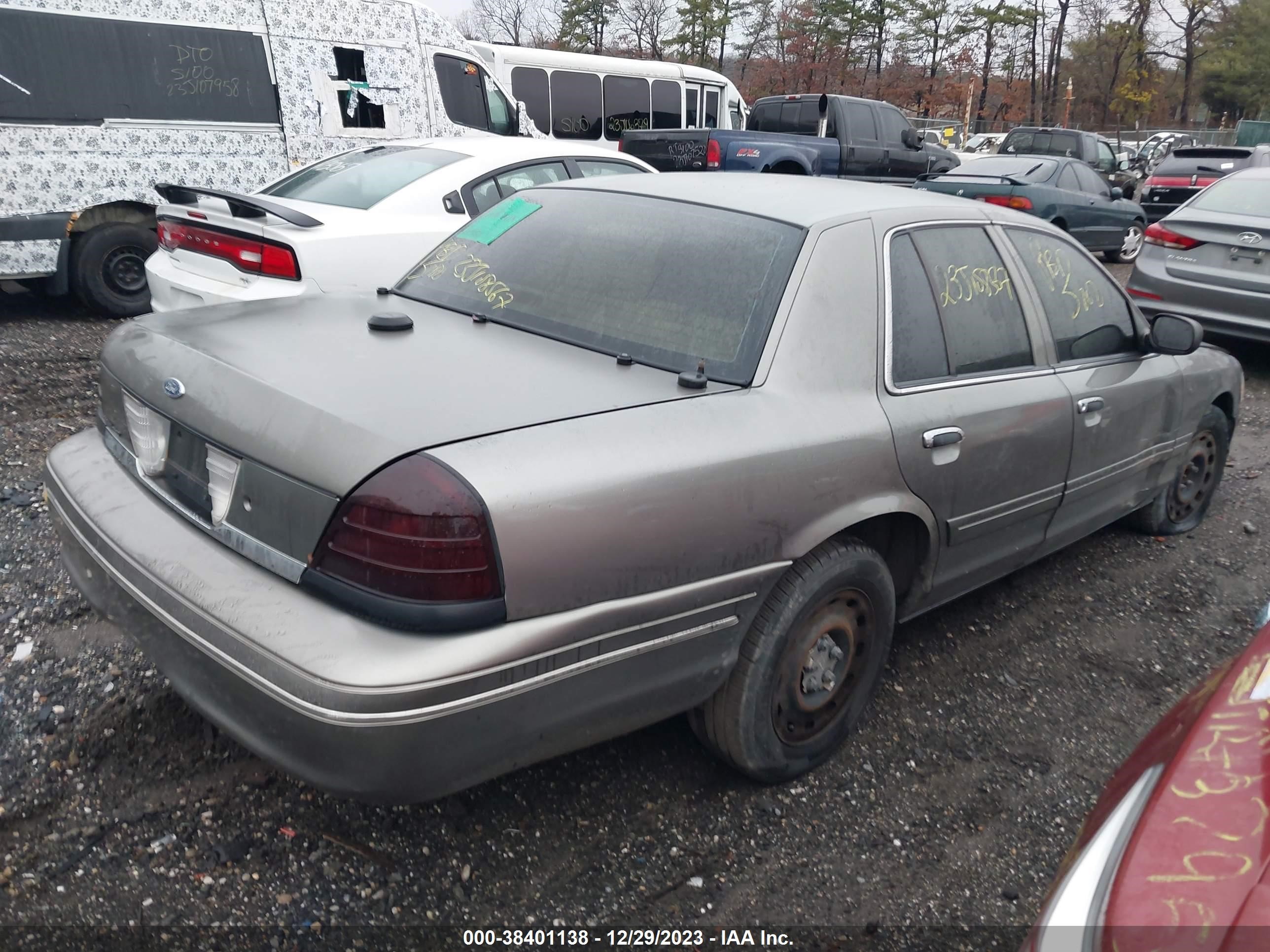 Photo 3 VIN: 2FAHP71W83X173464 - FORD CROWN VICTORIA 