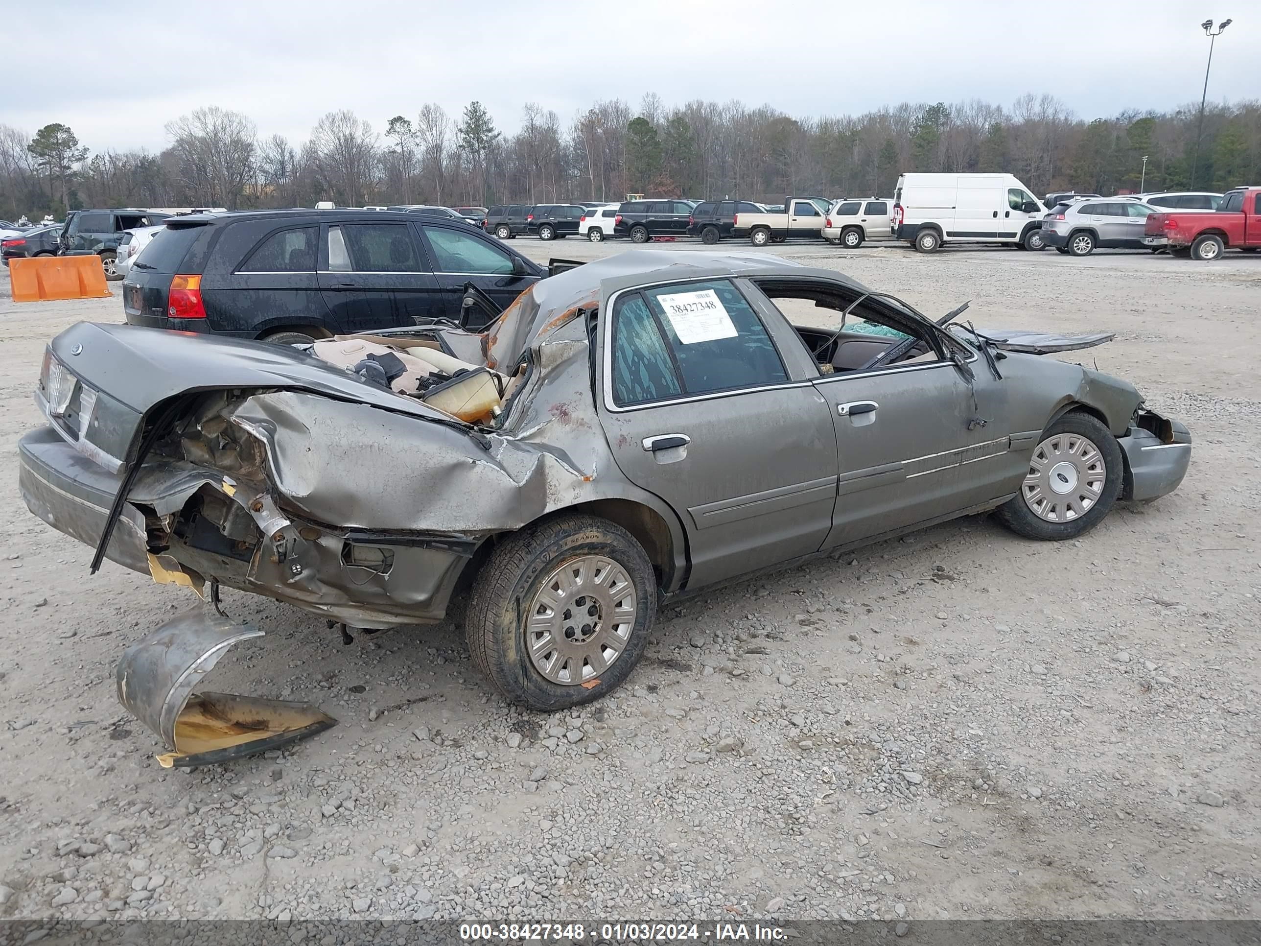 Photo 3 VIN: 2FAHP71W83X215406 - FORD CROWN VICTORIA 