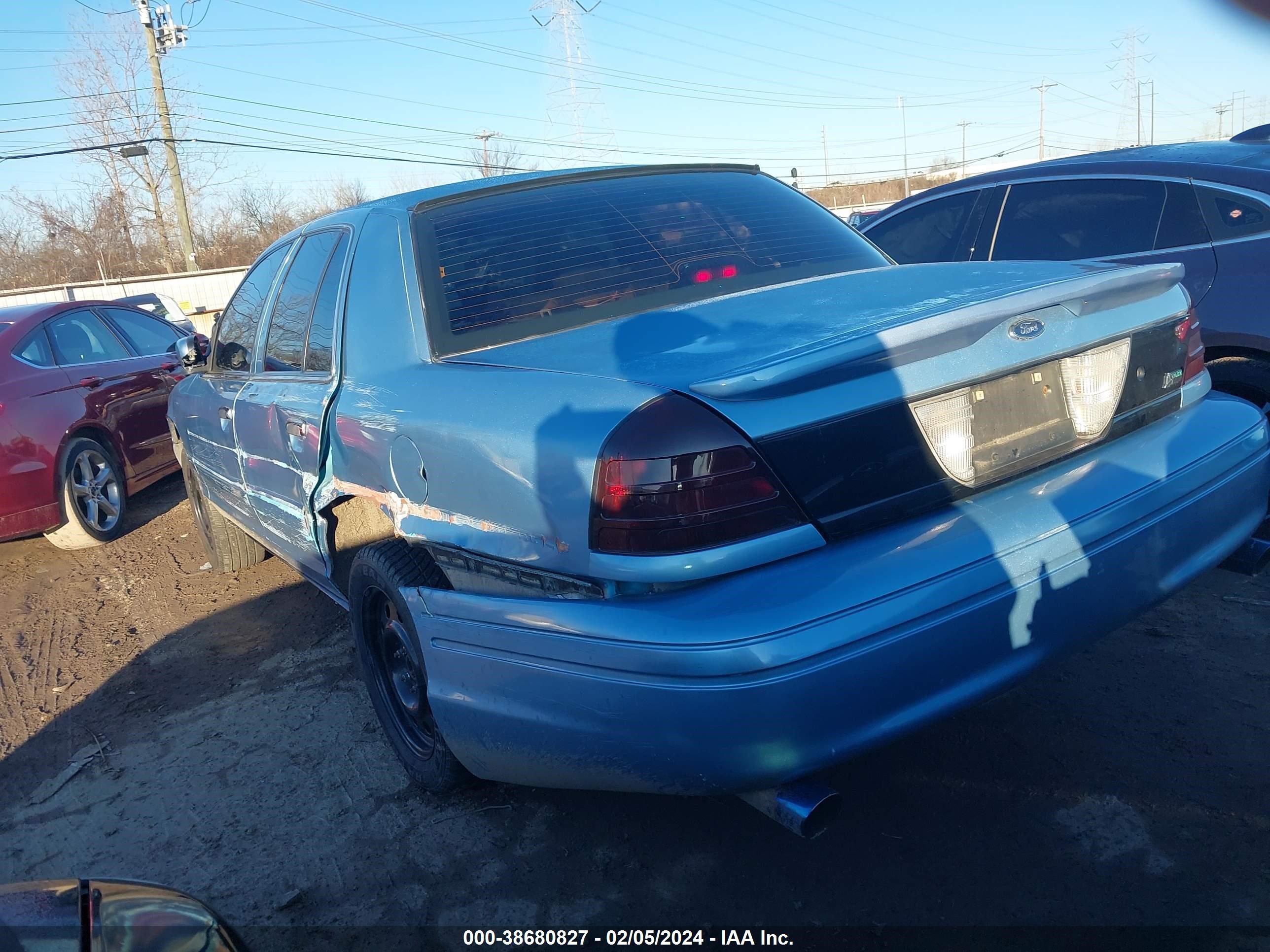 Photo 2 VIN: 2FAHP71W87X163071 - FORD CROWN VICTORIA 