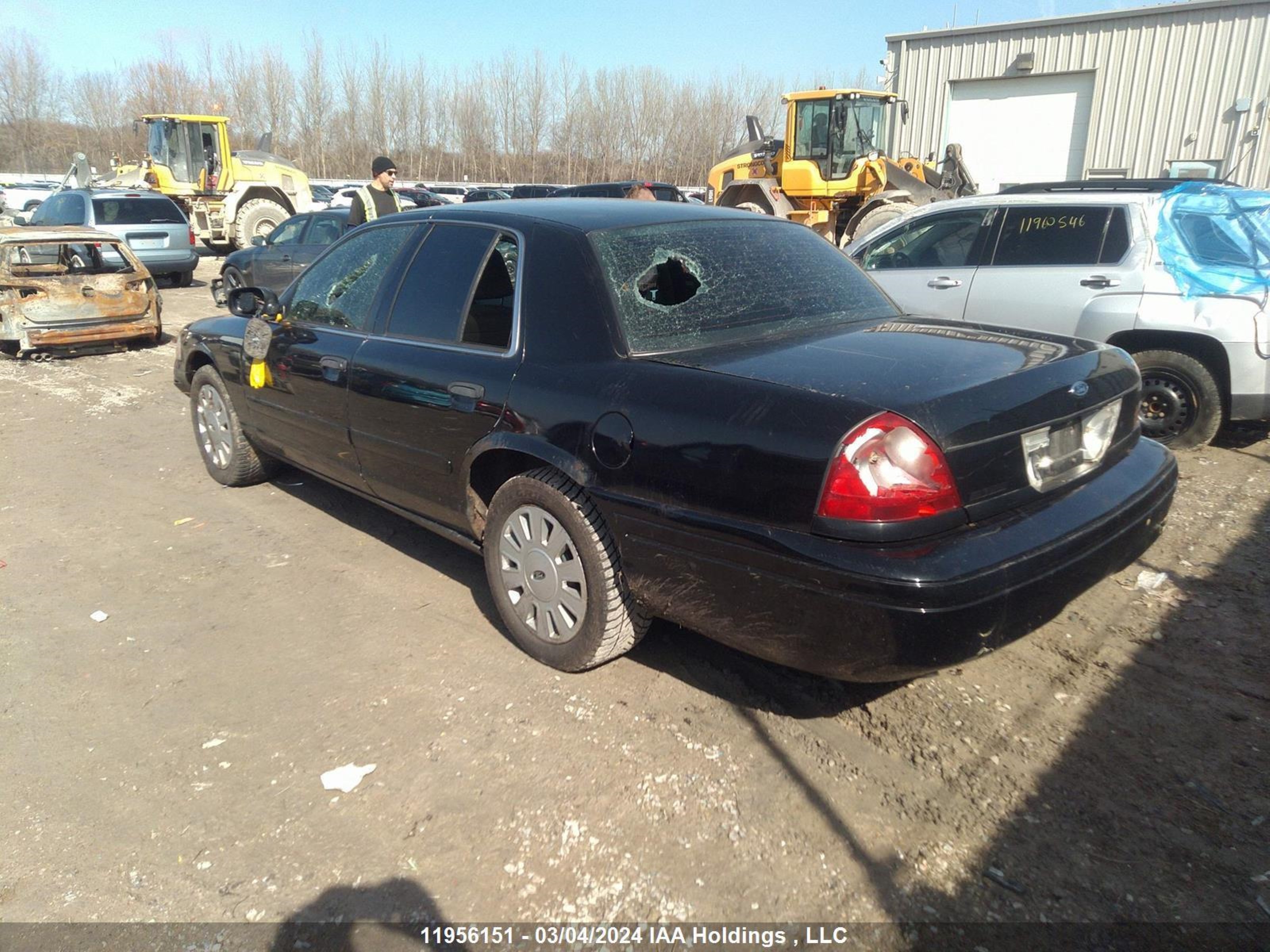 Photo 2 VIN: 2FAHP71WX7X134039 - FORD CROWN VICTORIA 