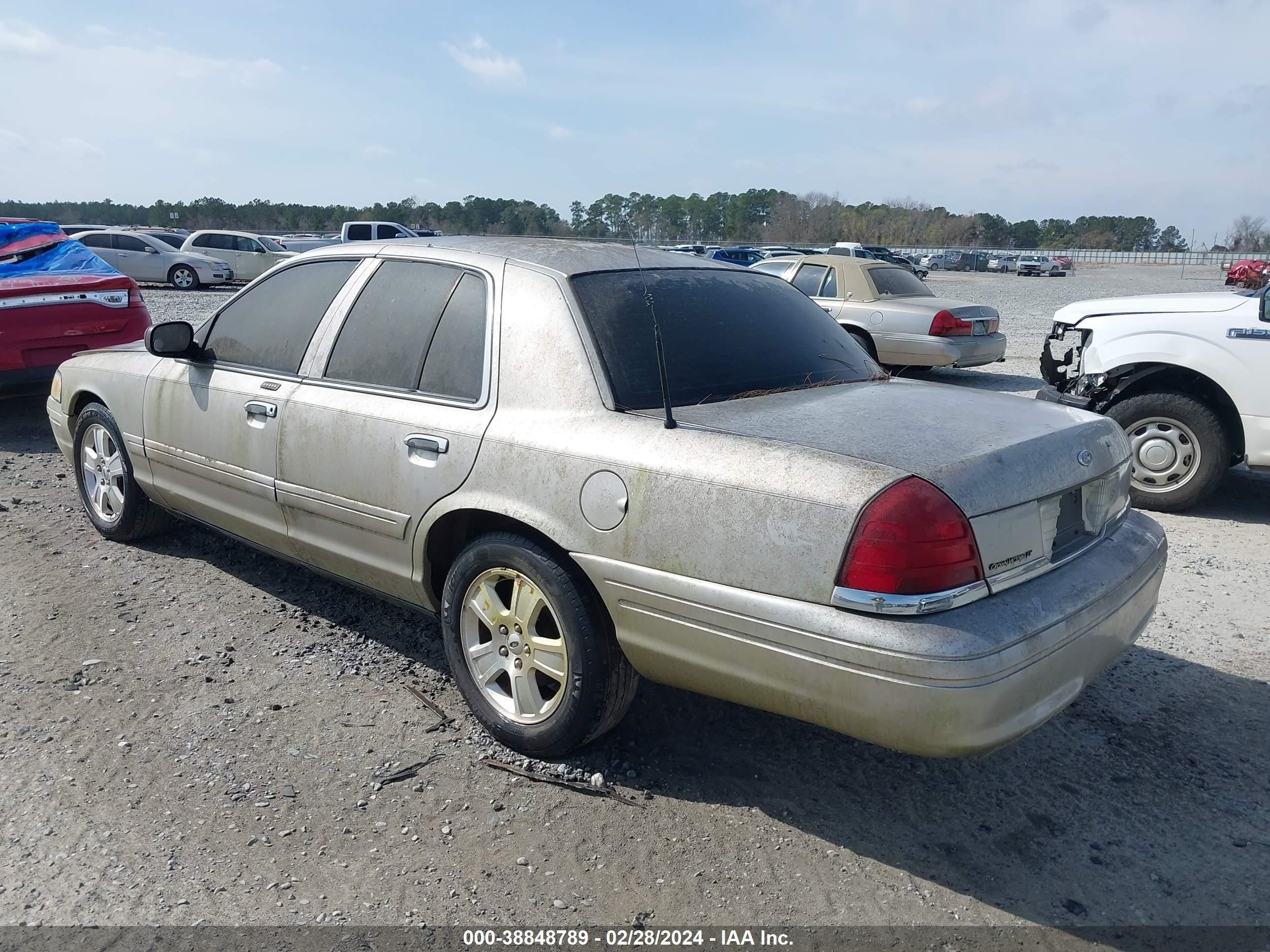 Photo 2 VIN: 2FAHP74V28X155228 - FORD CROWN VICTORIA 