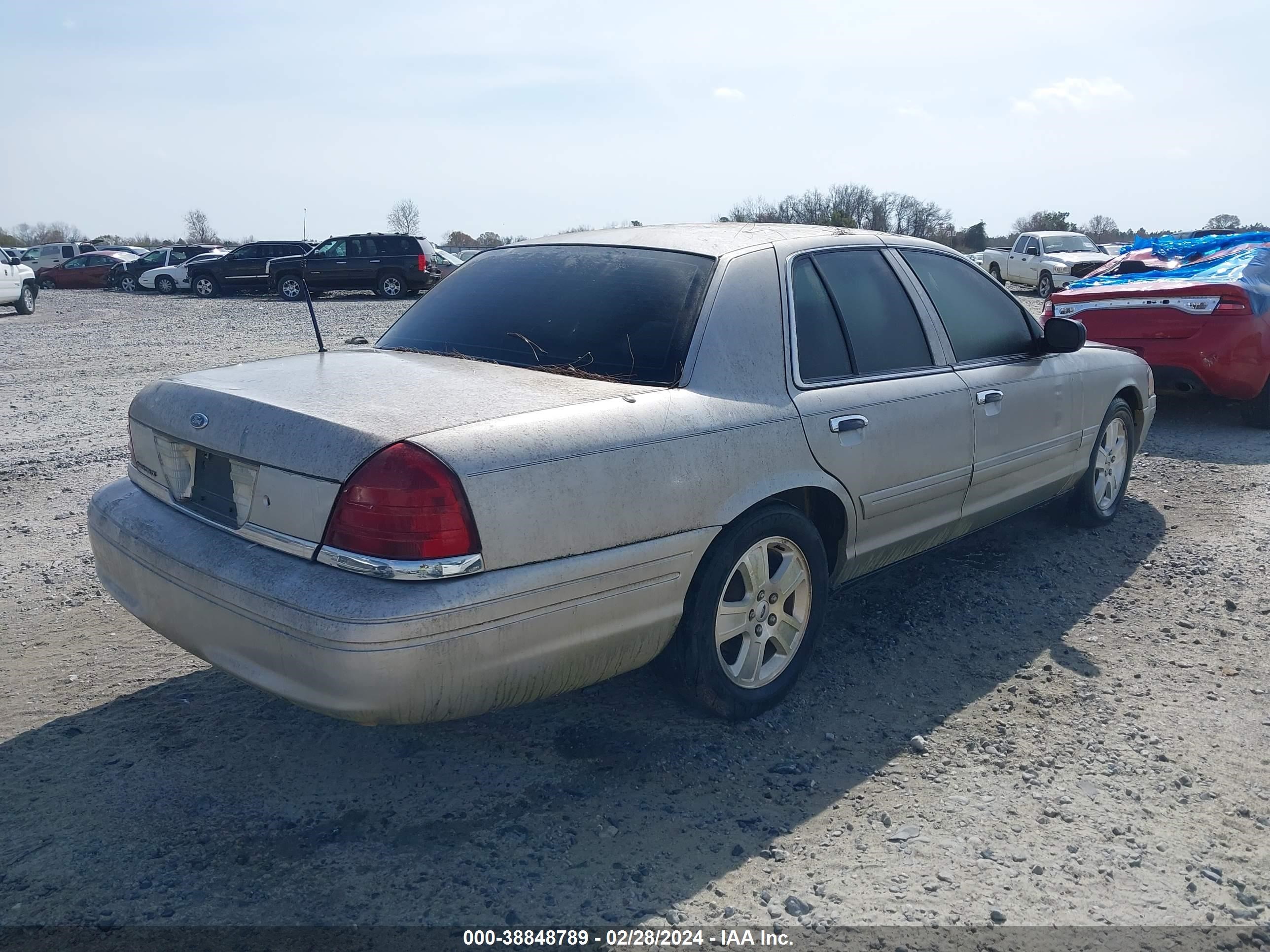 Photo 3 VIN: 2FAHP74V28X155228 - FORD CROWN VICTORIA 