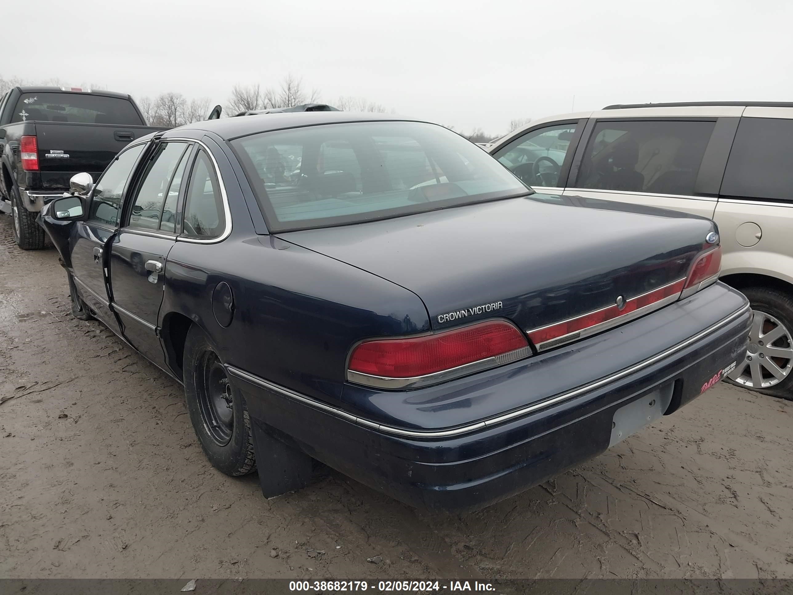 Photo 2 VIN: 2FALP71W7RX205274 - FORD CROWN VICTORIA 