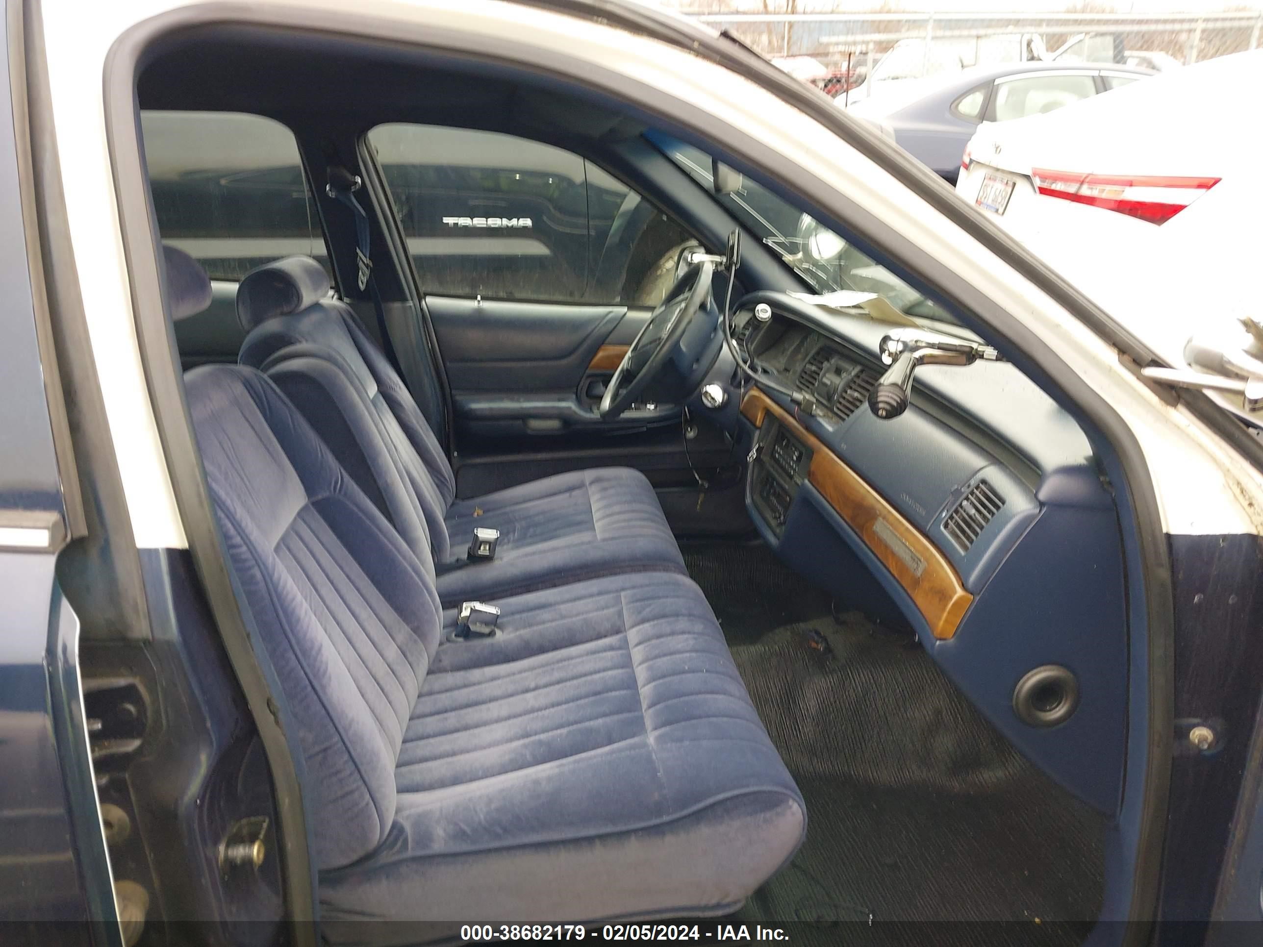 Photo 4 VIN: 2FALP71W7RX205274 - FORD CROWN VICTORIA 