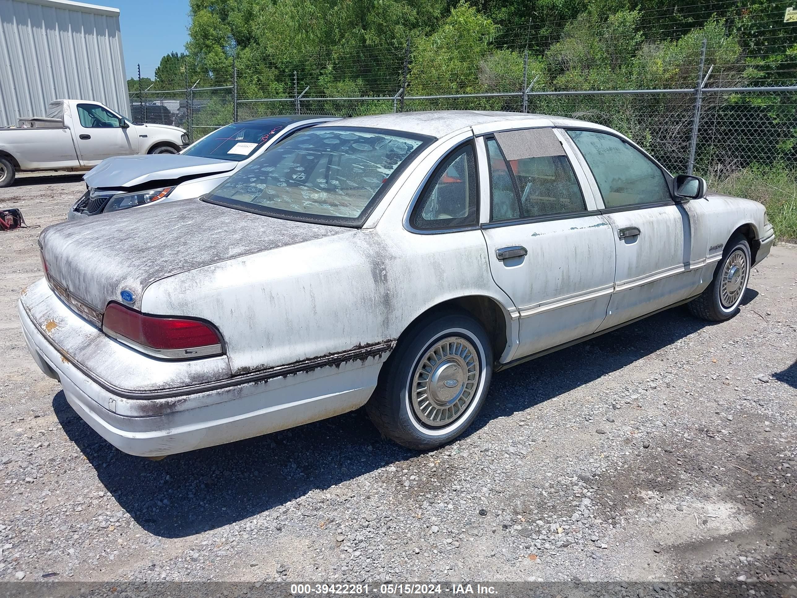 Photo 3 VIN: 2FALP71WXPX171876 - FORD CROWN VICTORIA 