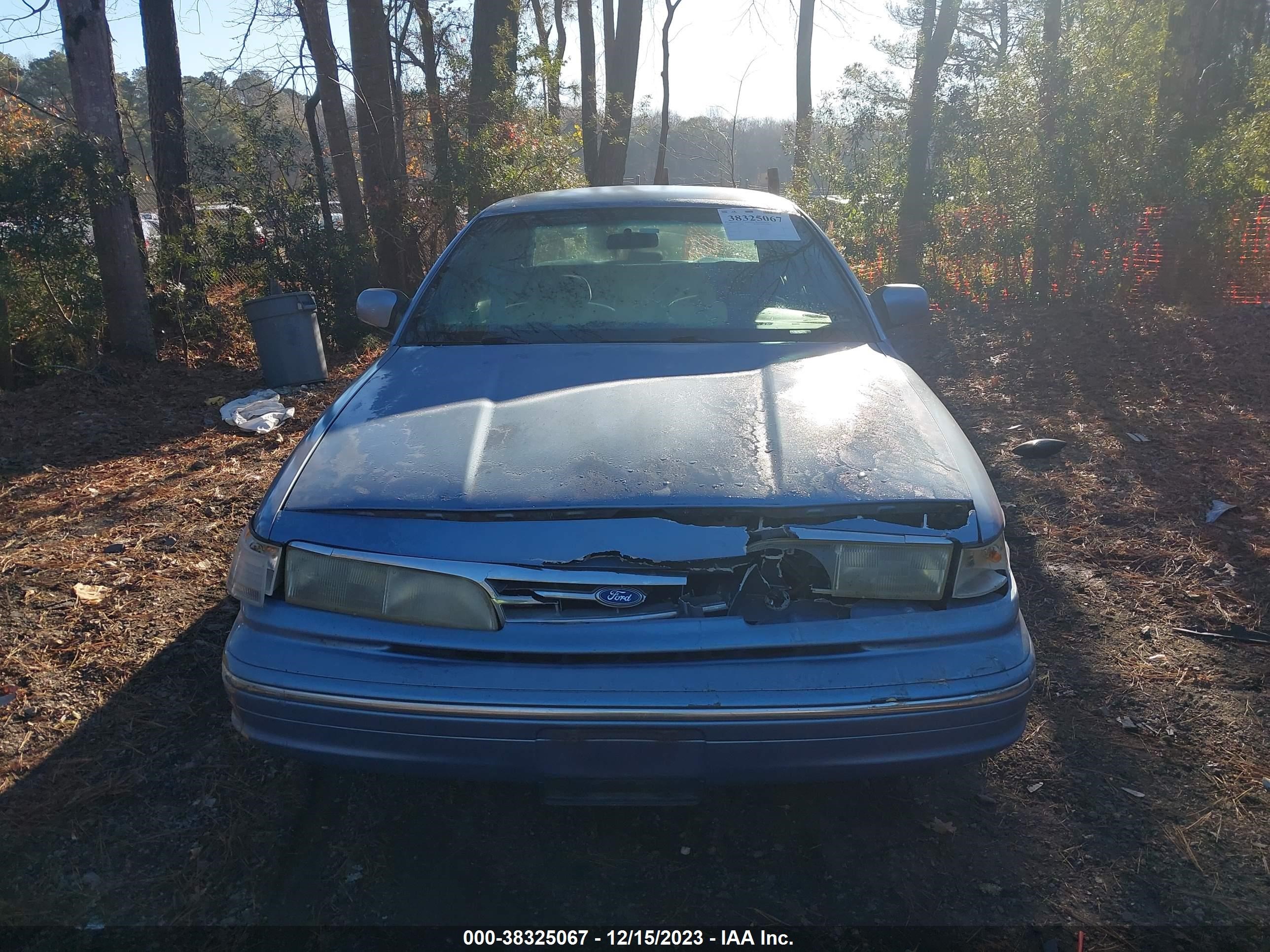 Photo 10 VIN: 2FALP73W0SX111840 - FORD CROWN VICTORIA 