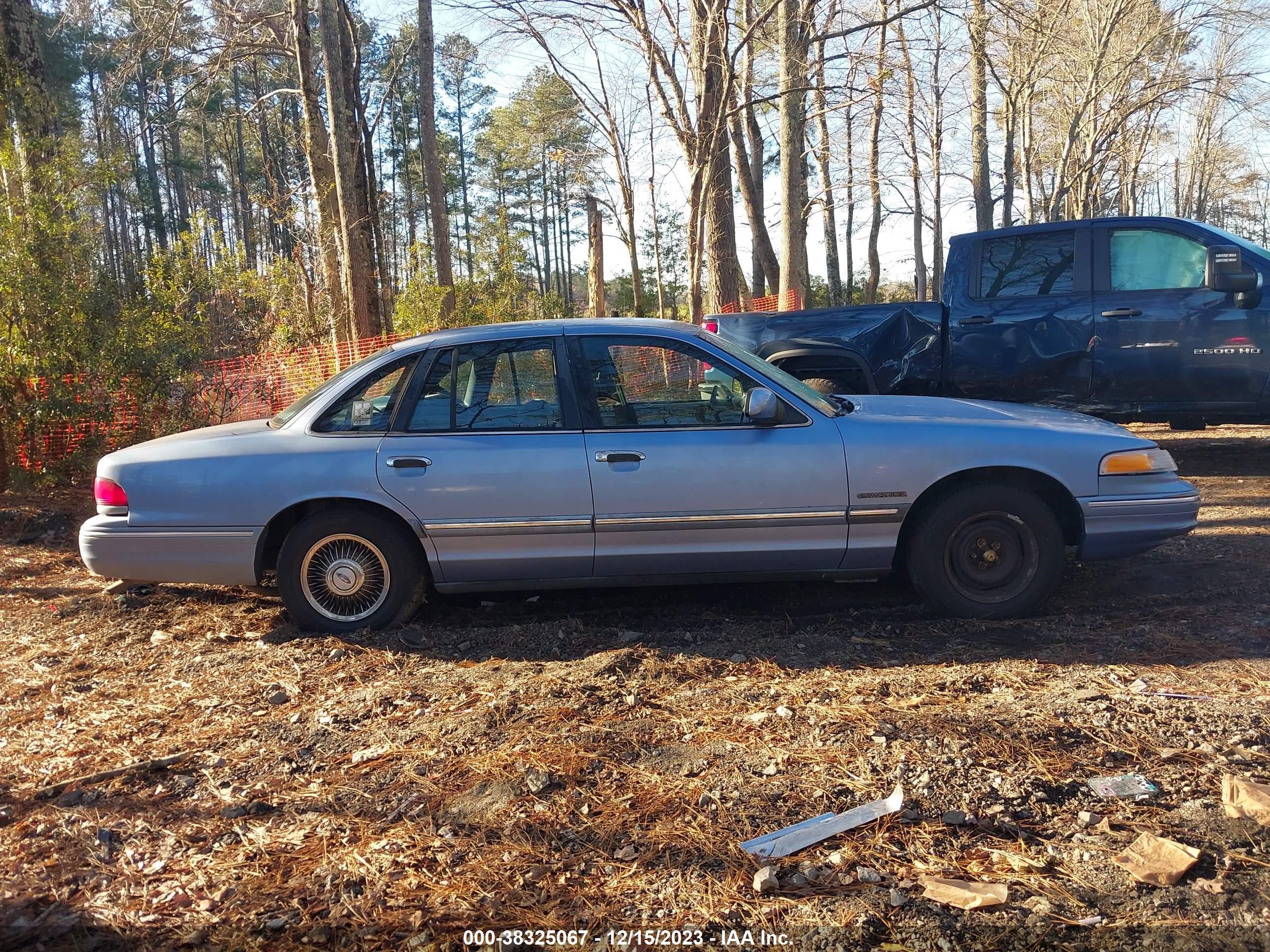 Photo 11 VIN: 2FALP73W0SX111840 - FORD CROWN VICTORIA 