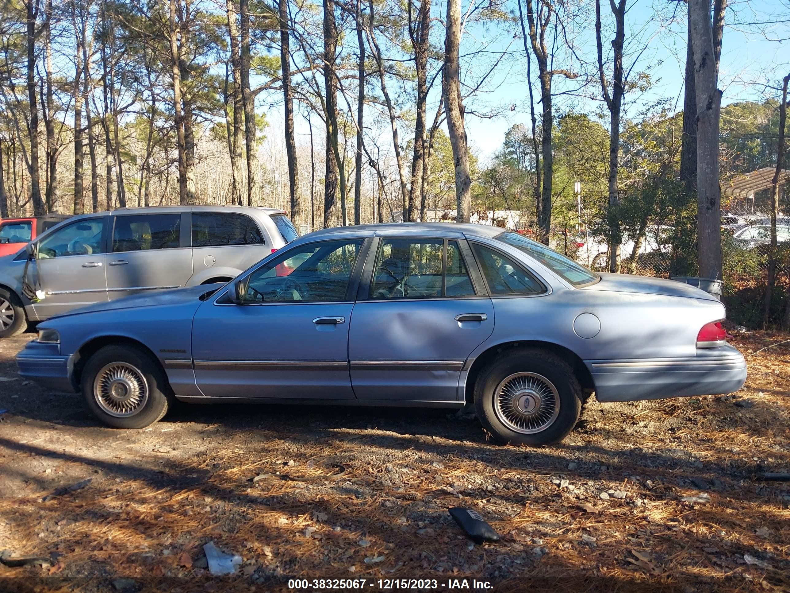 Photo 12 VIN: 2FALP73W0SX111840 - FORD CROWN VICTORIA 