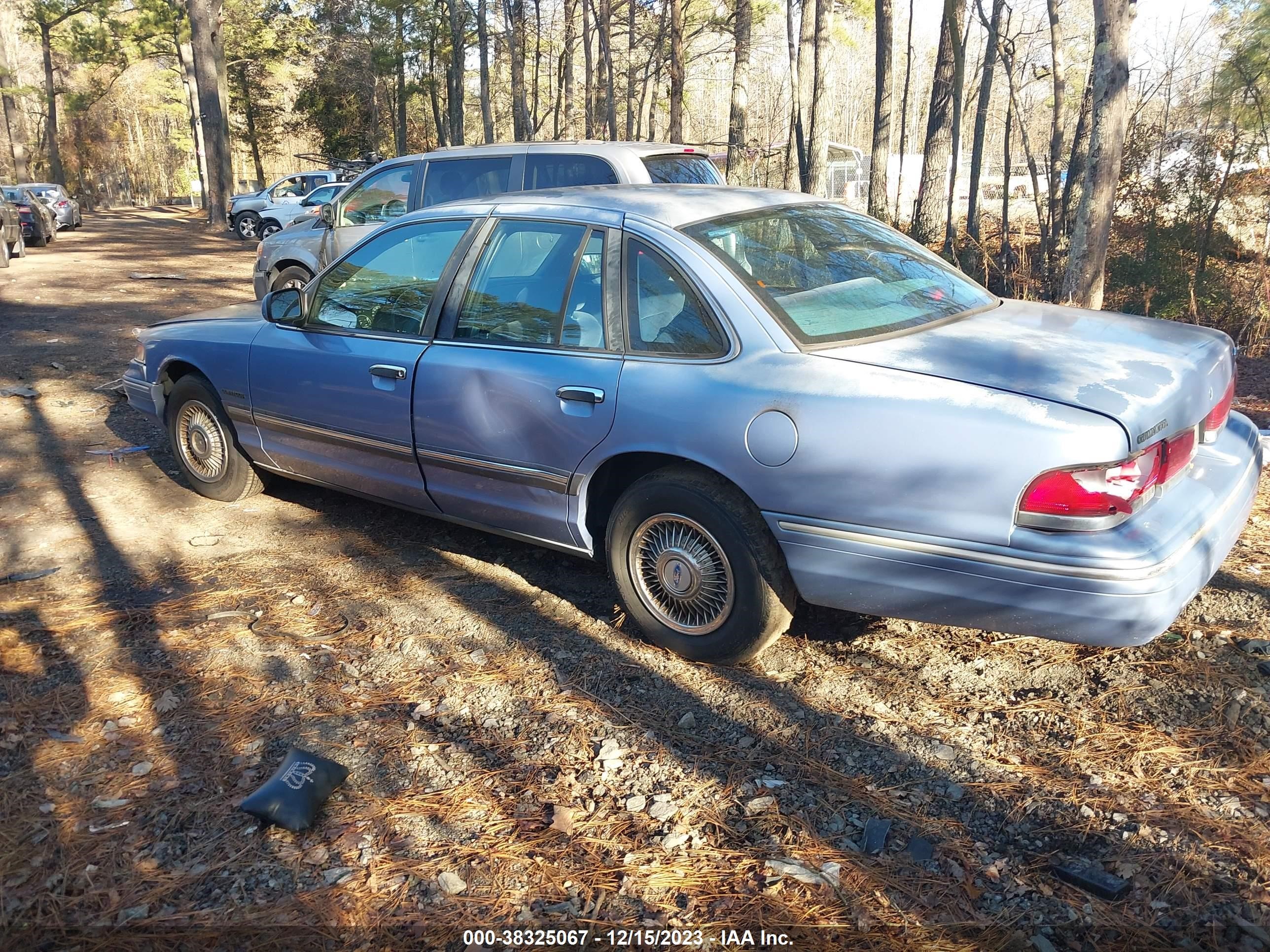 Photo 2 VIN: 2FALP73W0SX111840 - FORD CROWN VICTORIA 