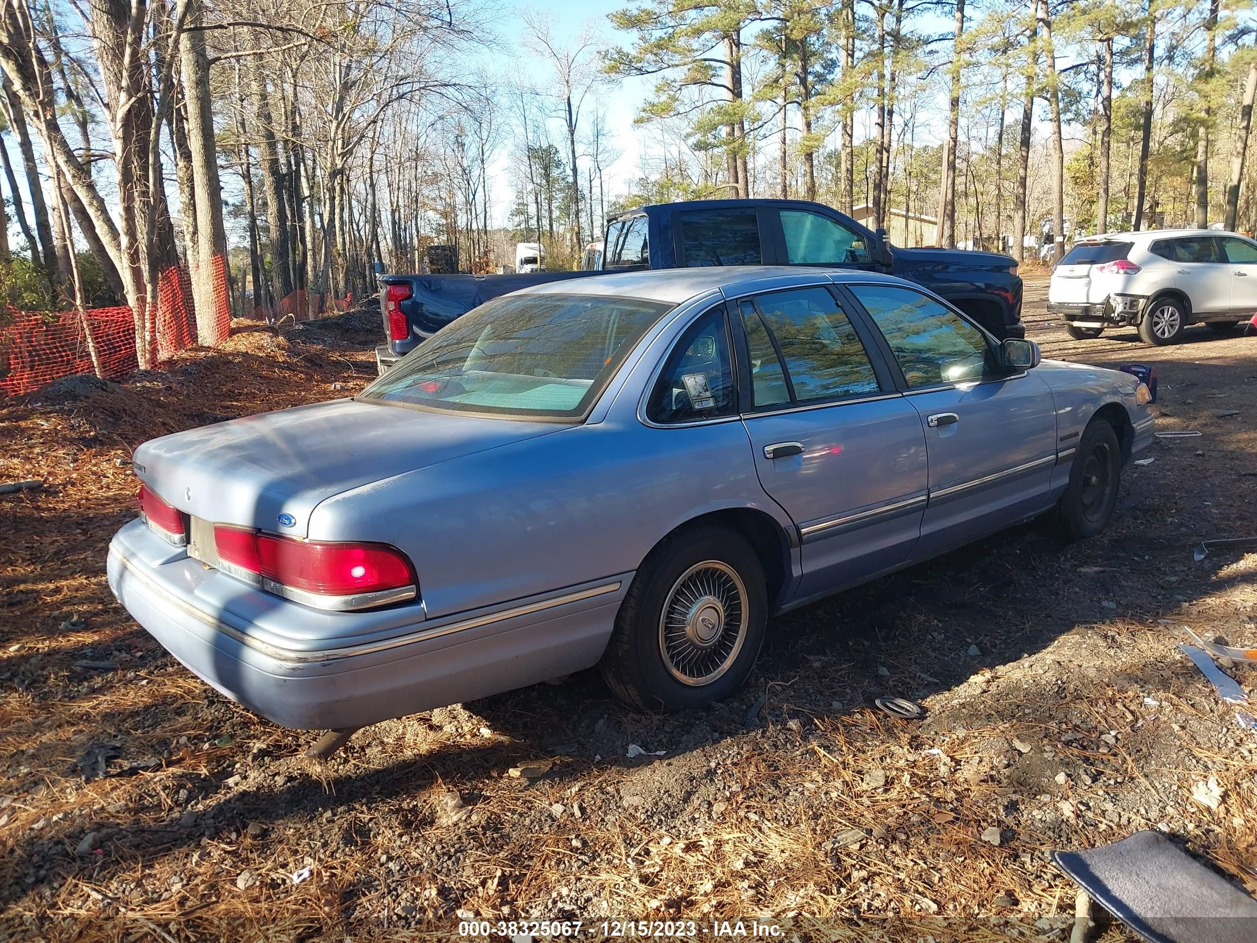 Photo 3 VIN: 2FALP73W0SX111840 - FORD CROWN VICTORIA 