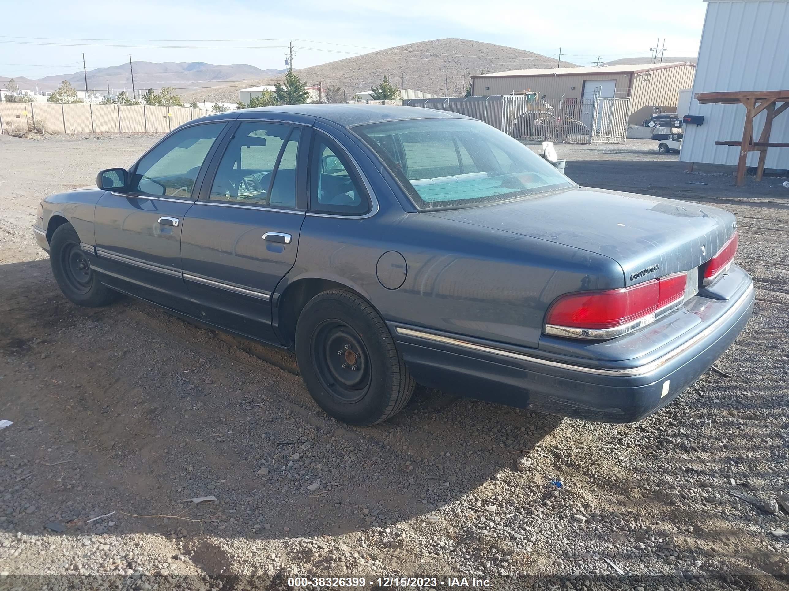 Photo 2 VIN: 2FALP73W0TX109362 - FORD CROWN VICTORIA 