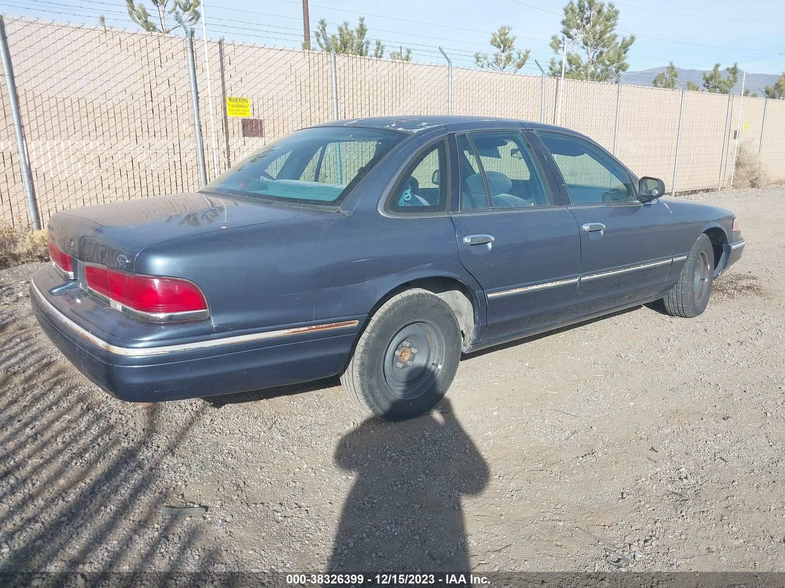 Photo 3 VIN: 2FALP73W0TX109362 - FORD CROWN VICTORIA 