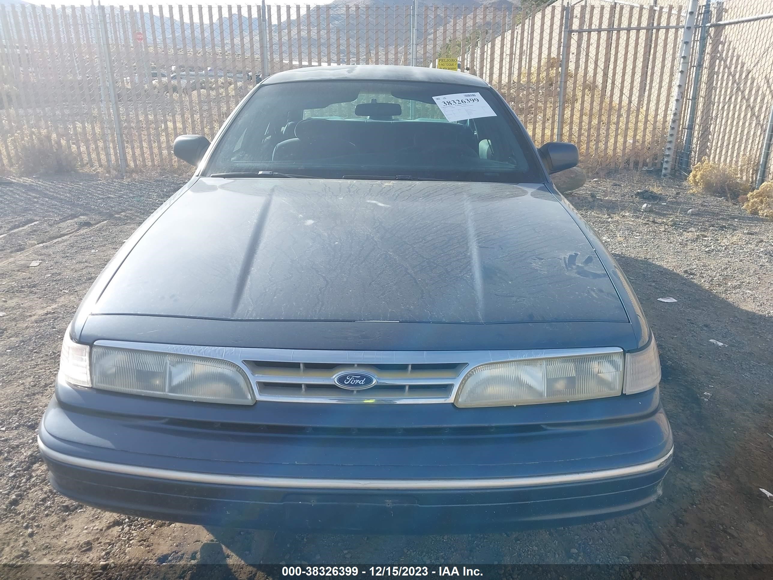 Photo 5 VIN: 2FALP73W0TX109362 - FORD CROWN VICTORIA 