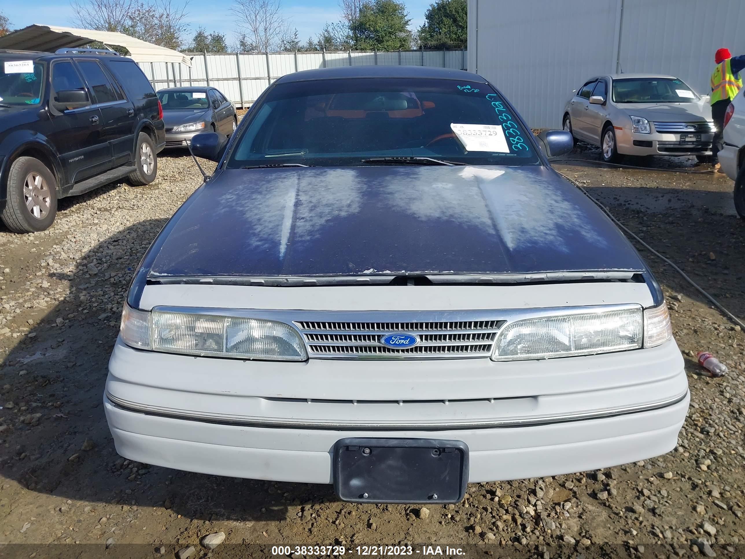 Photo 5 VIN: 2FALP73W5RX130409 - FORD CROWN VICTORIA 