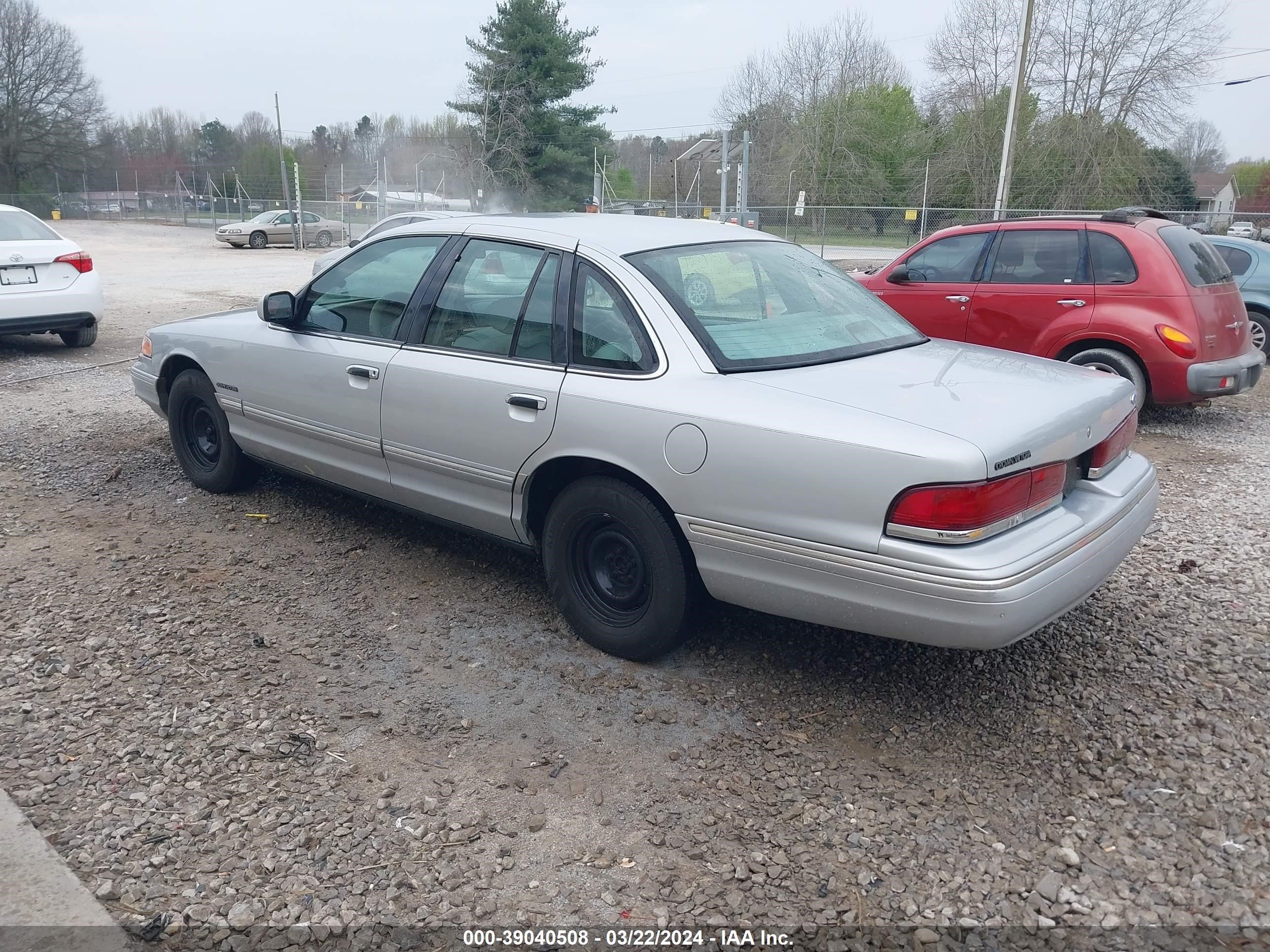 Photo 2 VIN: 2FALP73W5SX126916 - FORD CROWN VICTORIA 