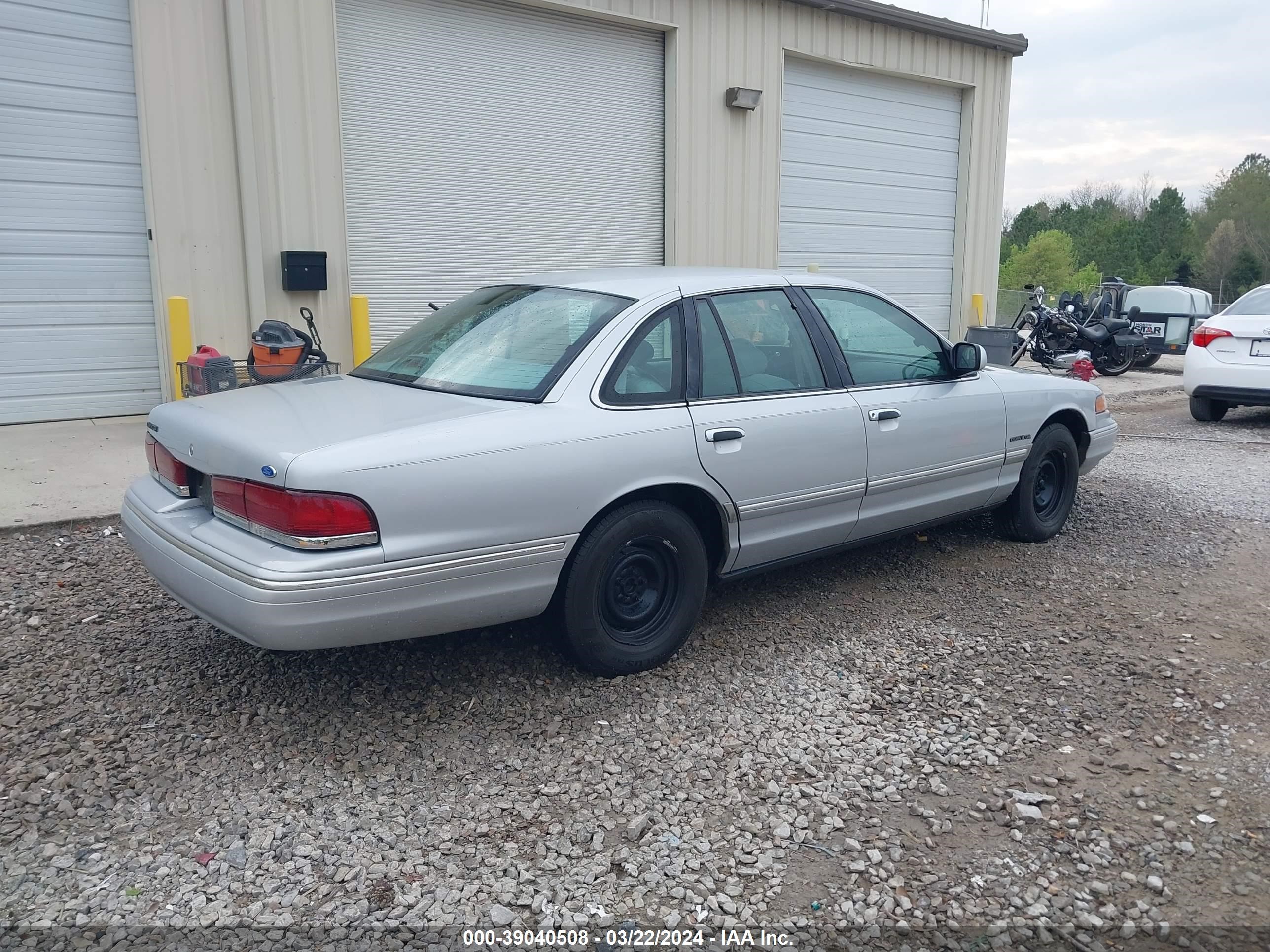 Photo 3 VIN: 2FALP73W5SX126916 - FORD CROWN VICTORIA 