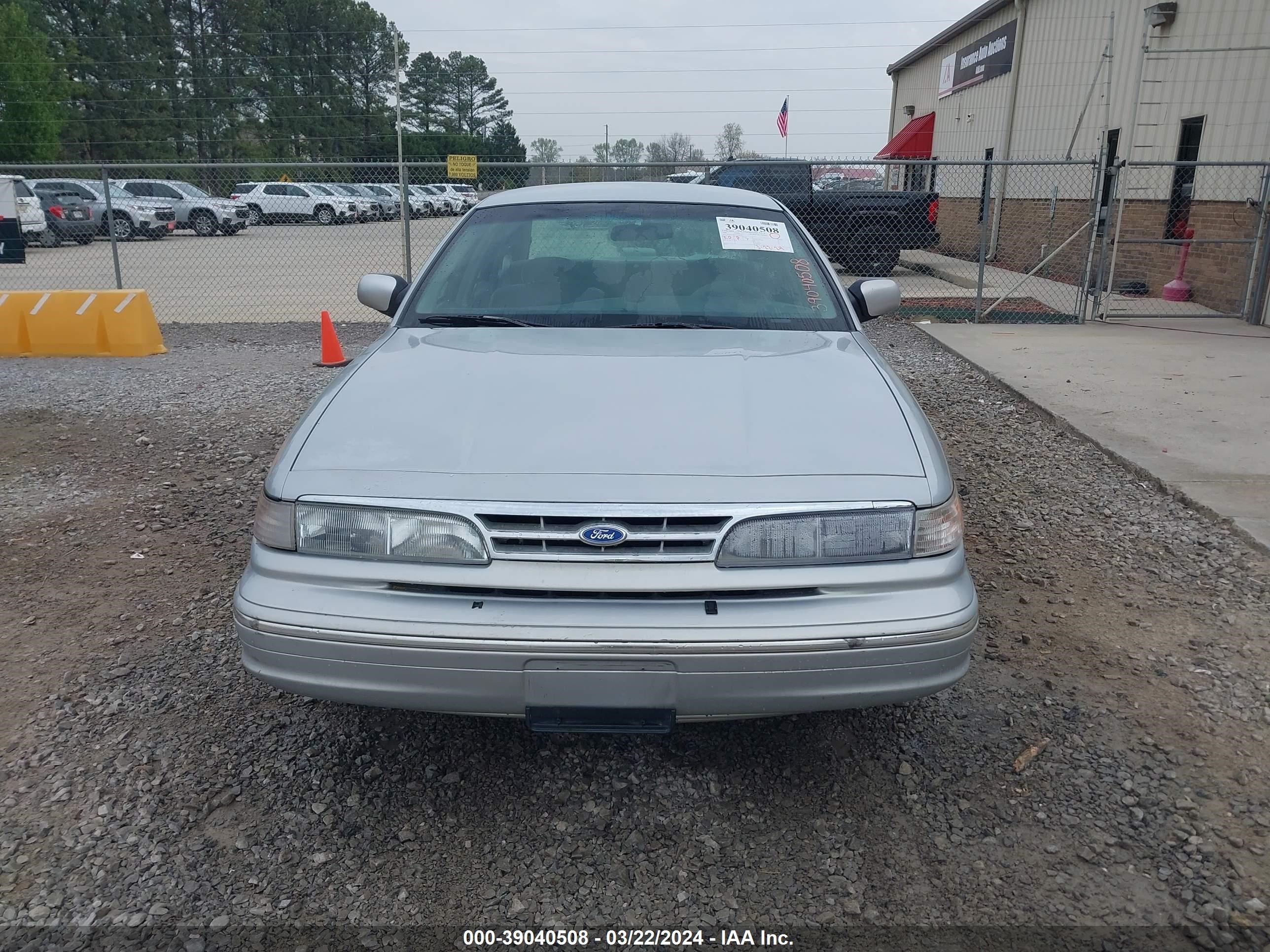 Photo 5 VIN: 2FALP73W5SX126916 - FORD CROWN VICTORIA 