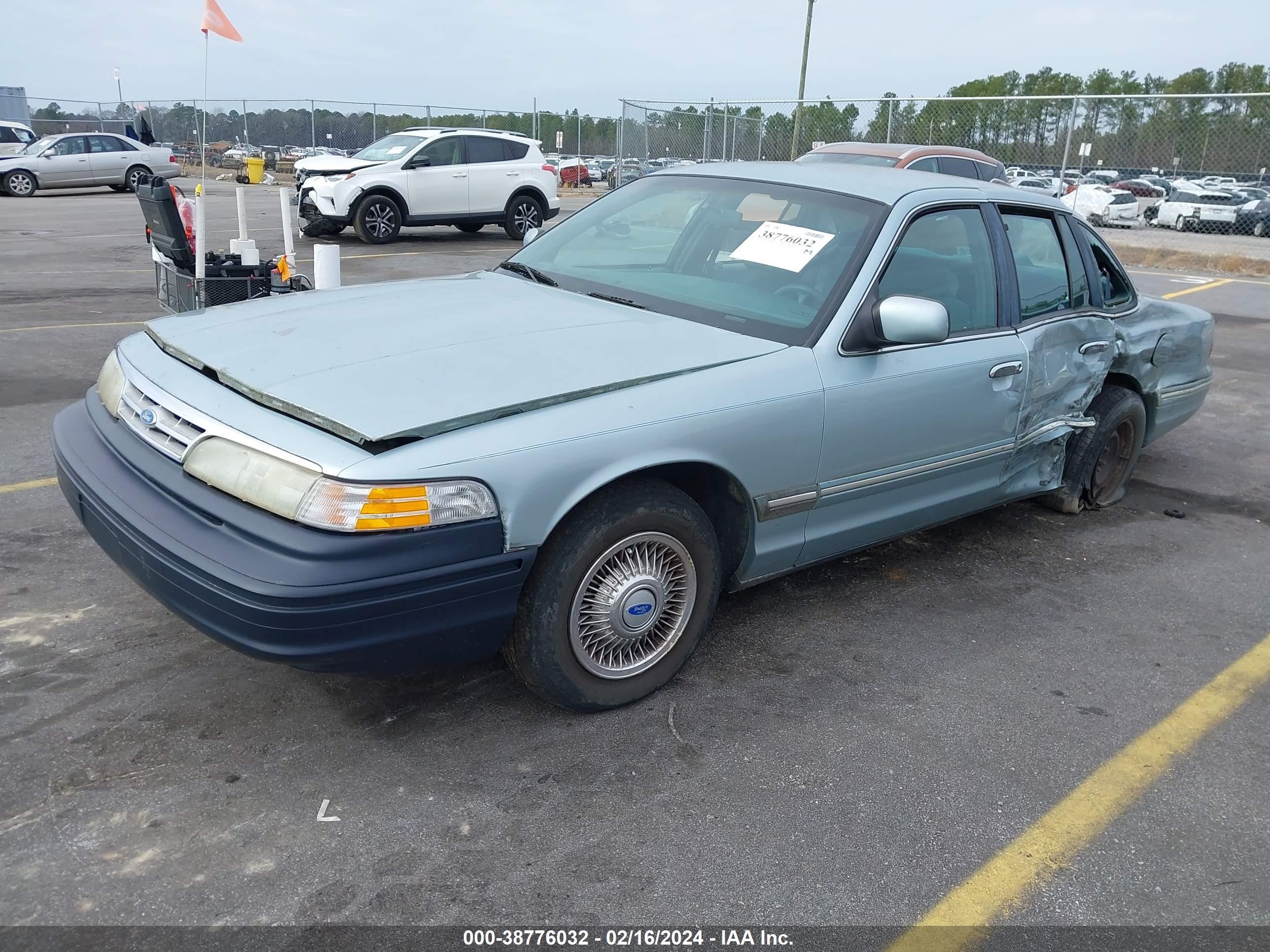 Photo 1 VIN: 2FALP73W5TX214673 - FORD CROWN VICTORIA 