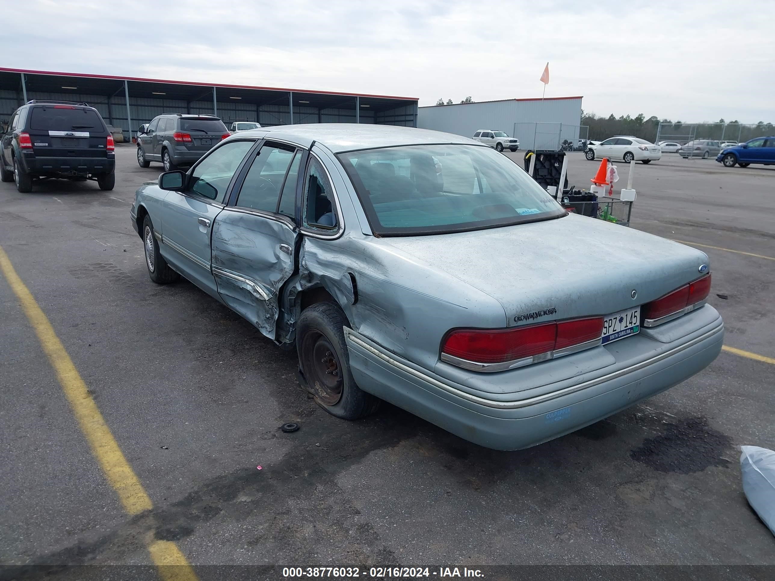 Photo 2 VIN: 2FALP73W5TX214673 - FORD CROWN VICTORIA 