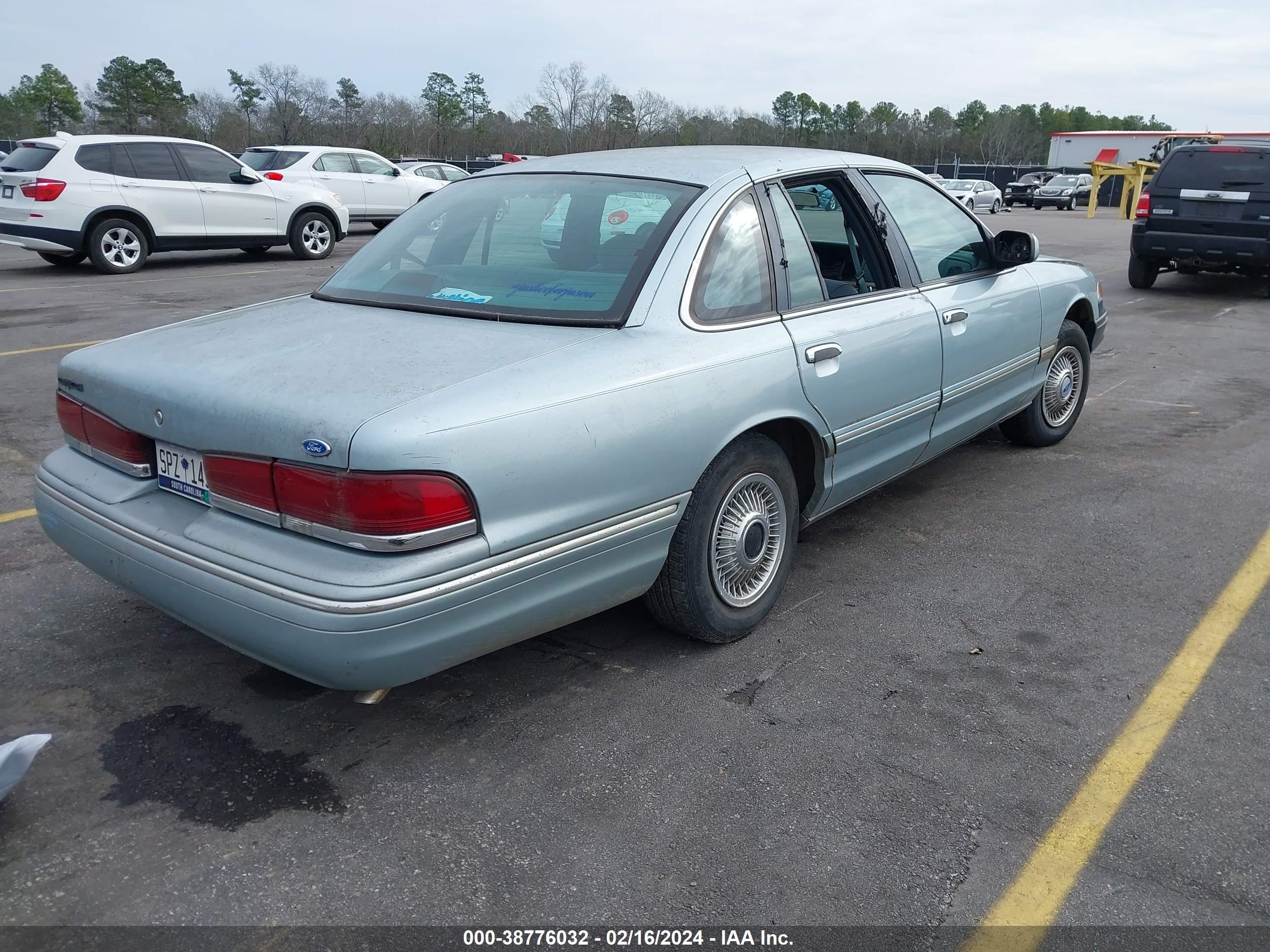 Photo 3 VIN: 2FALP73W5TX214673 - FORD CROWN VICTORIA 