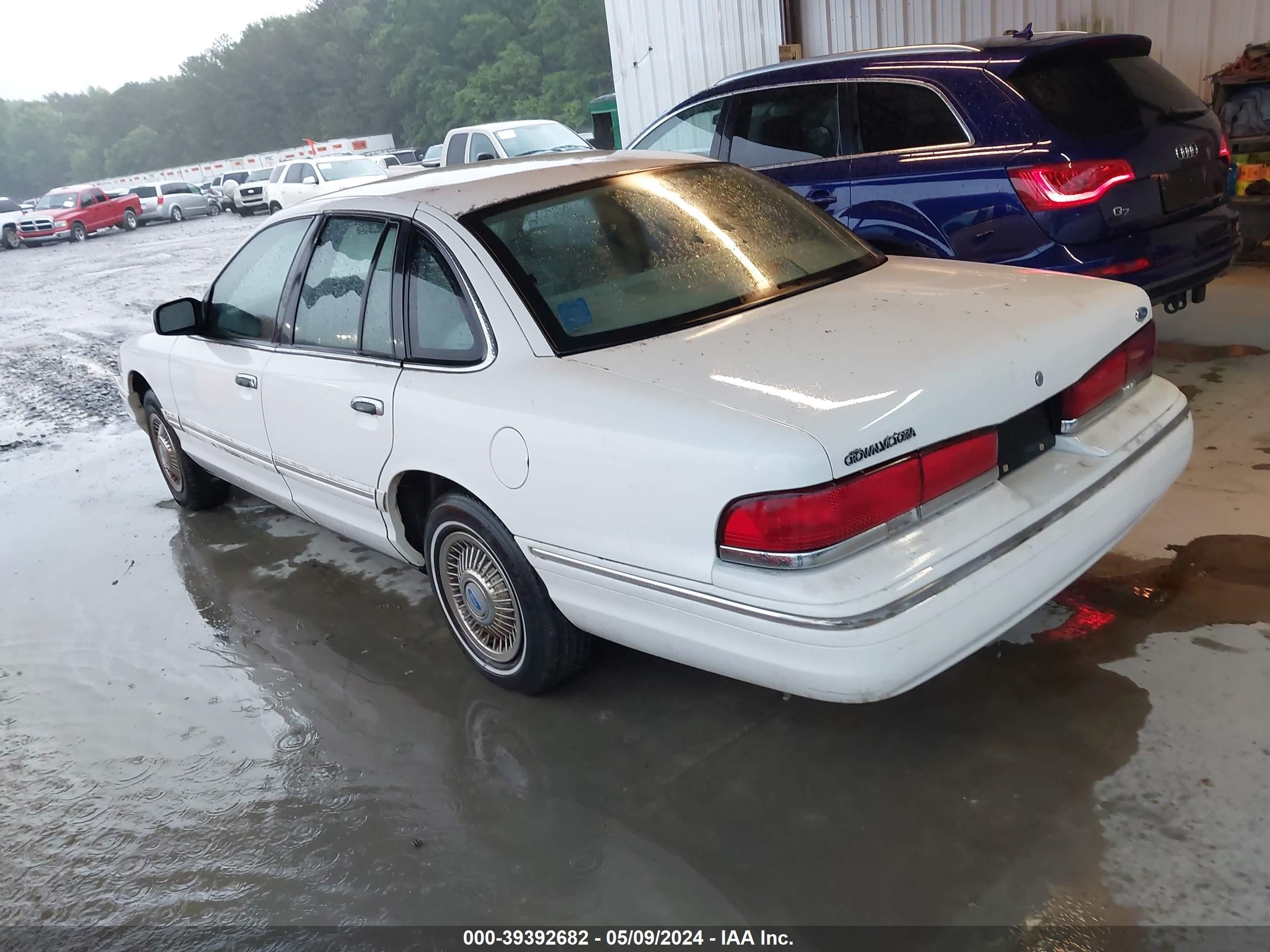 Photo 2 VIN: 2FALP73W7TX213444 - FORD CROWN VICTORIA 