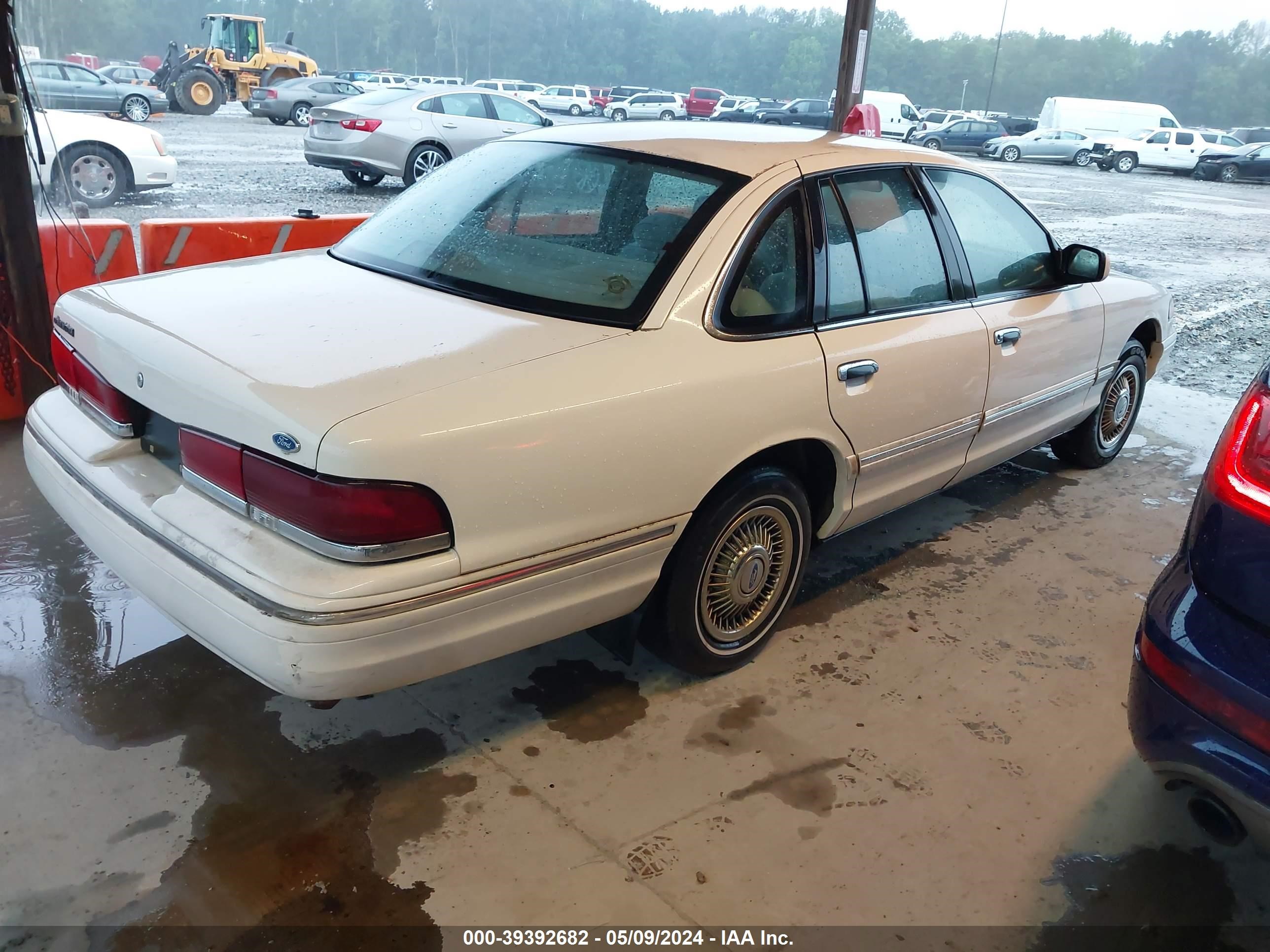 Photo 3 VIN: 2FALP73W7TX213444 - FORD CROWN VICTORIA 