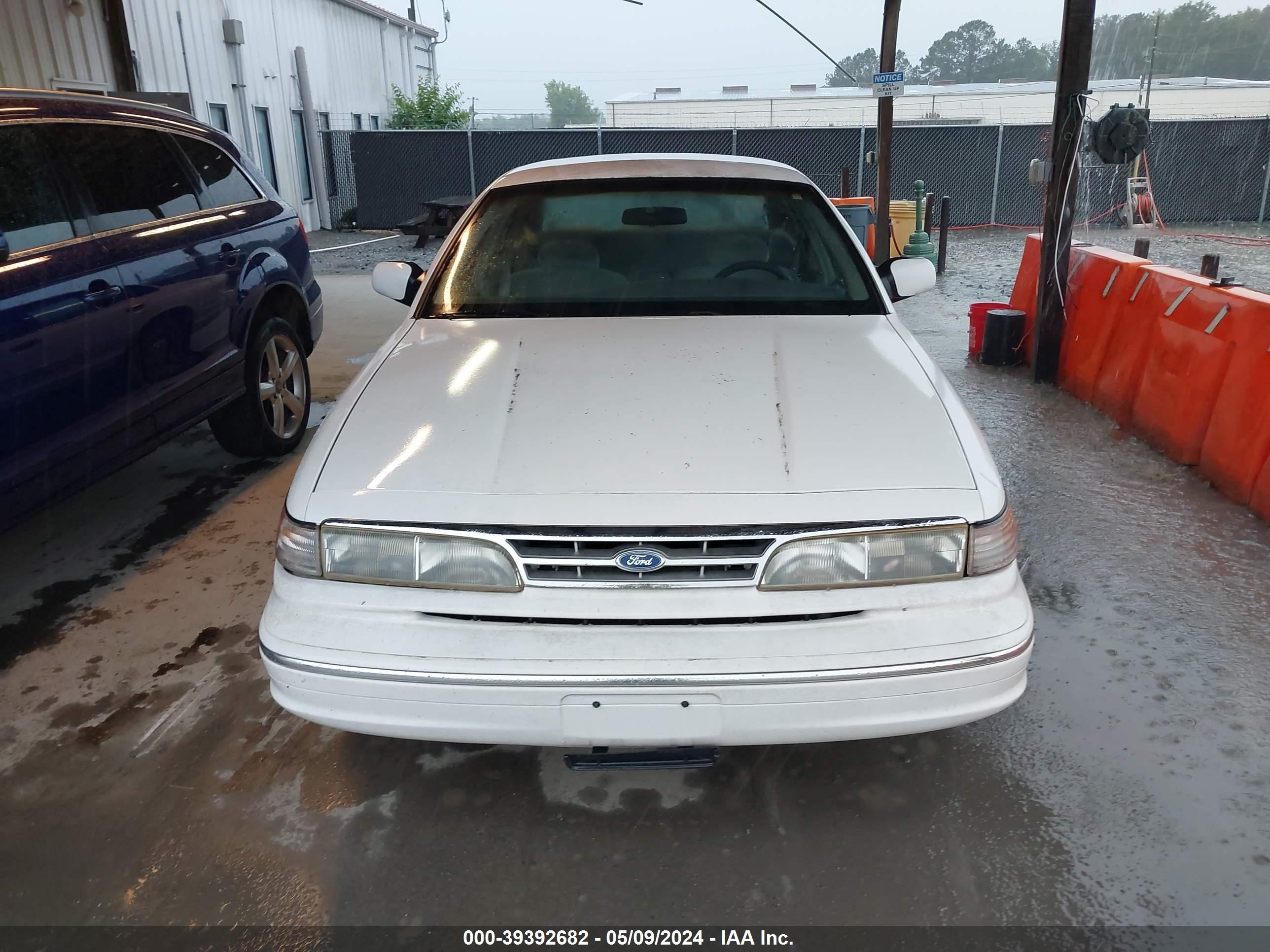 Photo 5 VIN: 2FALP73W7TX213444 - FORD CROWN VICTORIA 