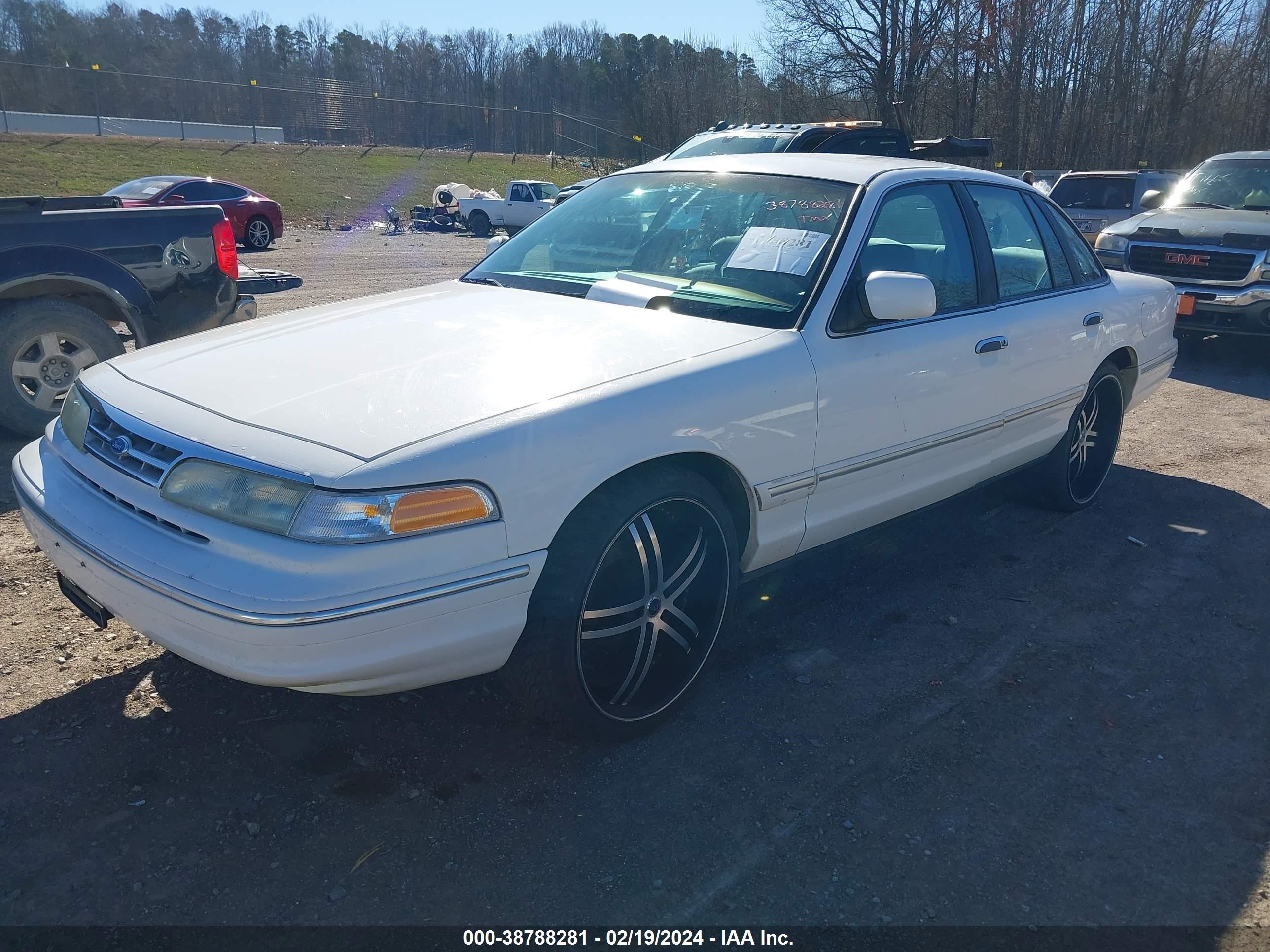 Photo 1 VIN: 2FALP73W7VX227282 - FORD CROWN VICTORIA 