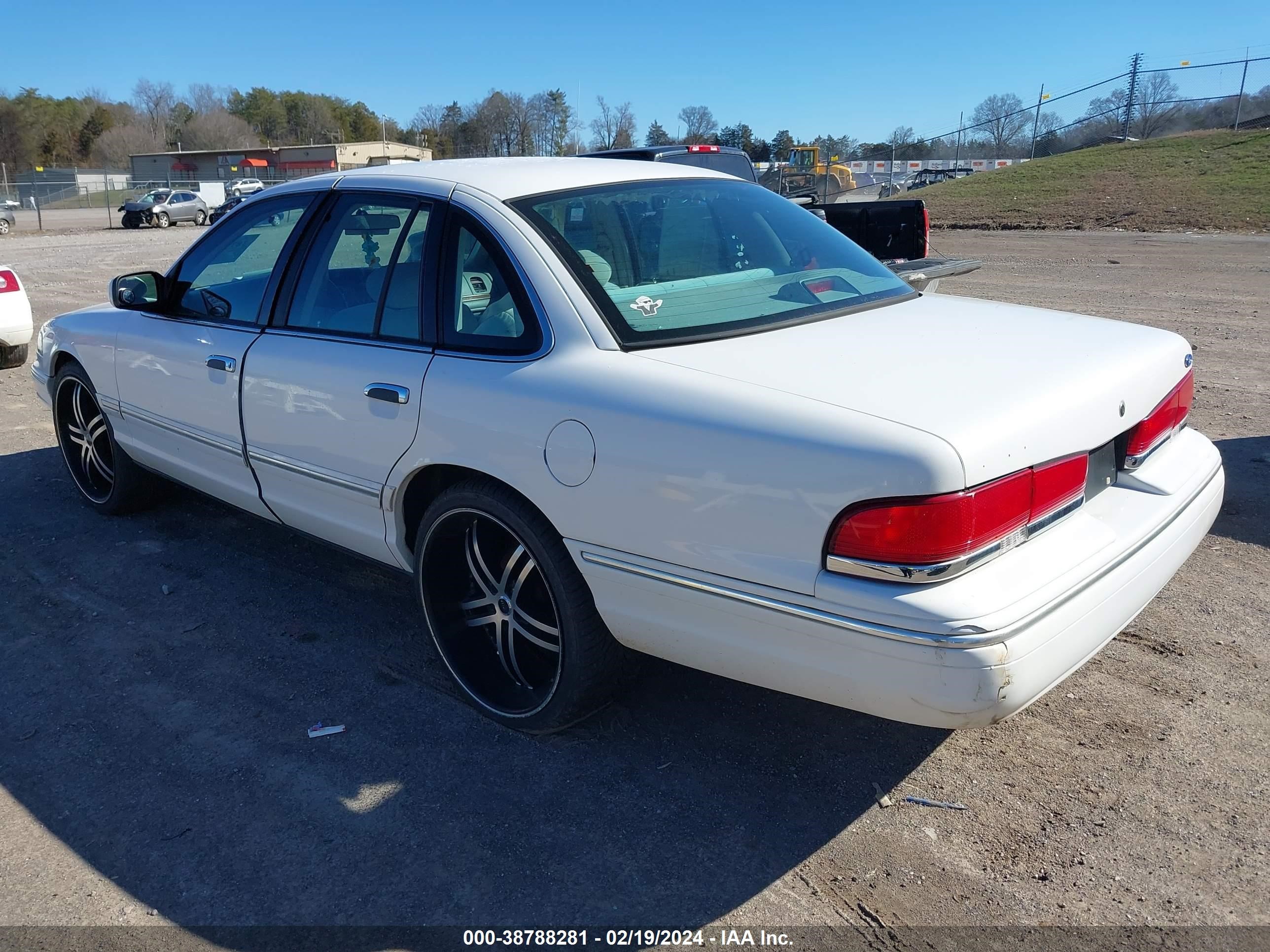 Photo 2 VIN: 2FALP73W7VX227282 - FORD CROWN VICTORIA 