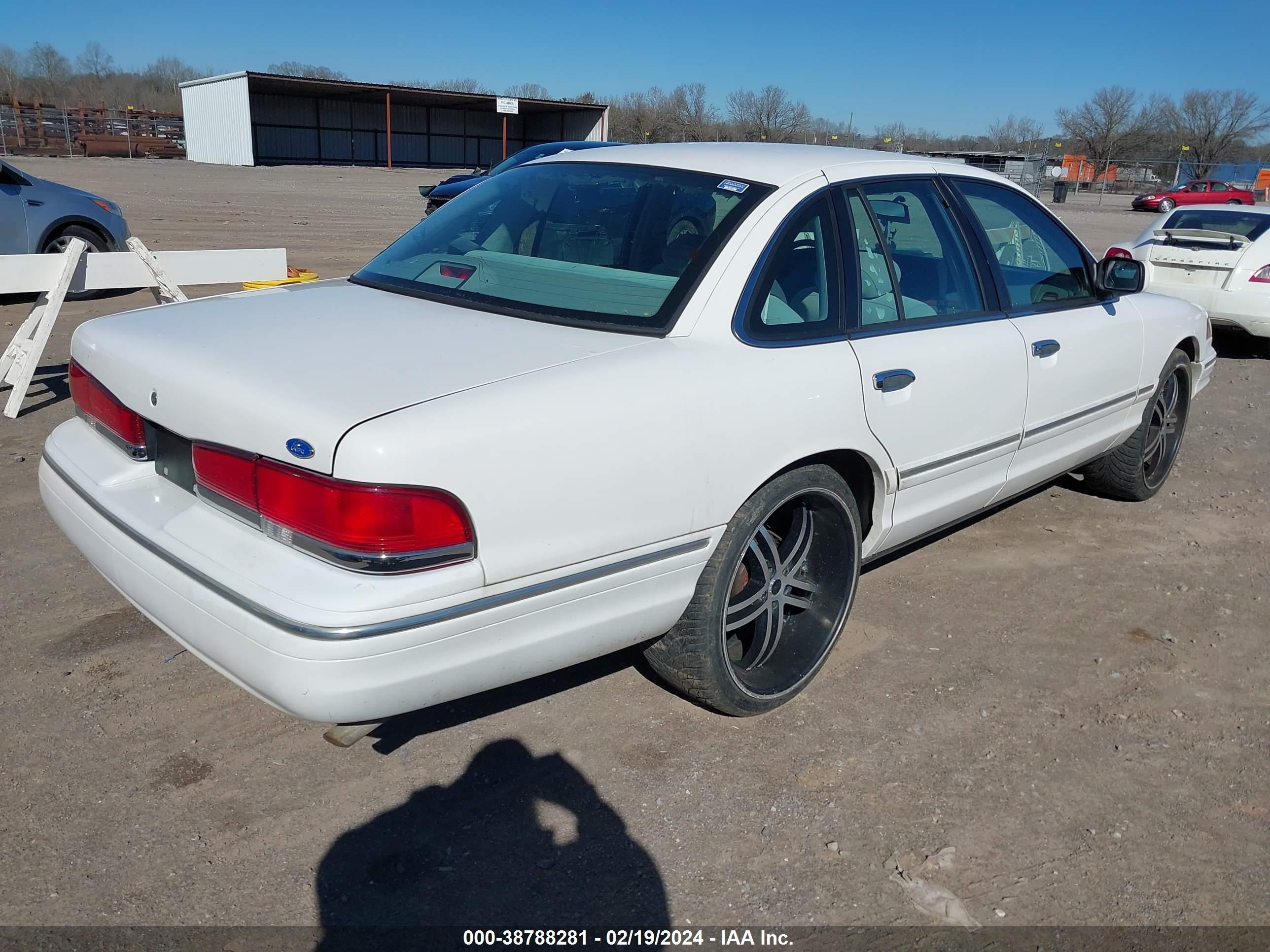 Photo 3 VIN: 2FALP73W7VX227282 - FORD CROWN VICTORIA 