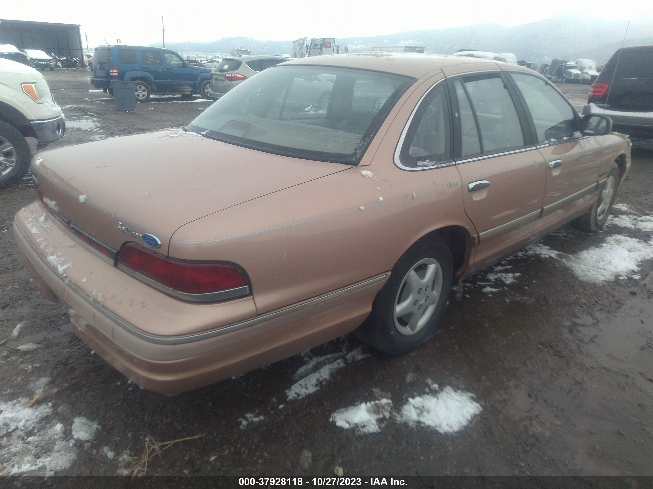 Photo 3 VIN: 2FALP73WXRX127473 - FORD CROWN VICTORIA 