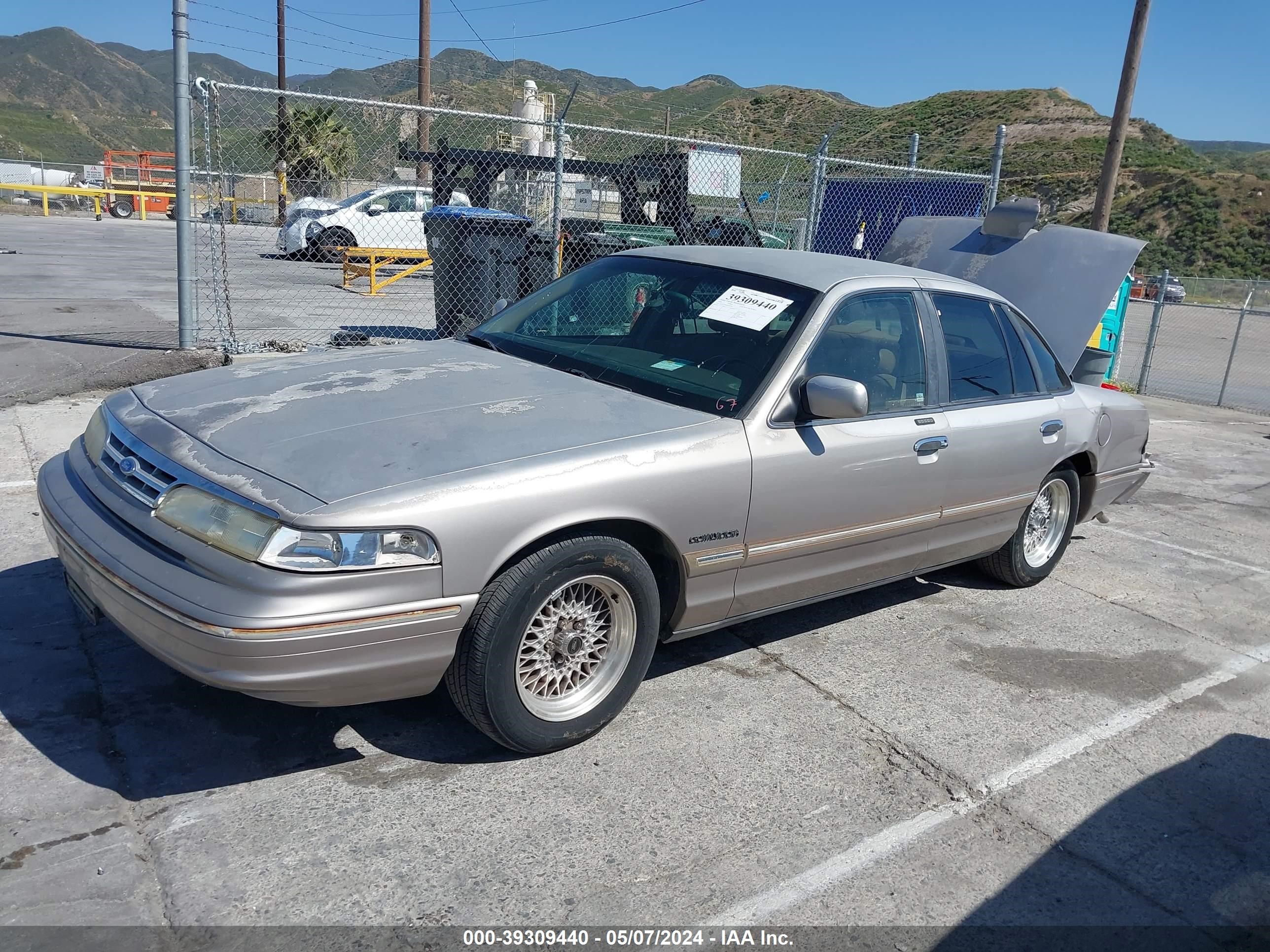 Photo 1 VIN: 2FALP74W0SX146148 - FORD CROWN VICTORIA 