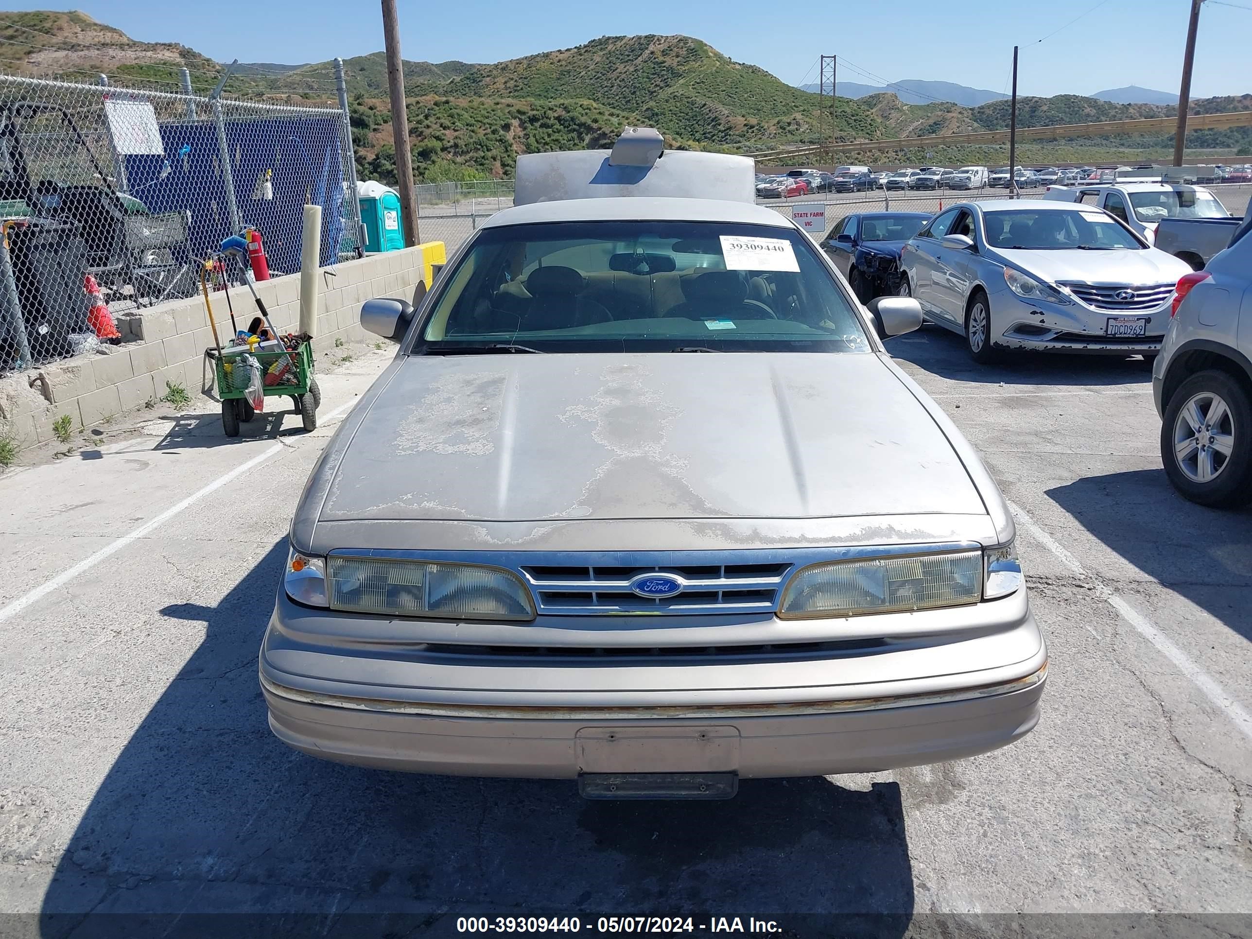 Photo 11 VIN: 2FALP74W0SX146148 - FORD CROWN VICTORIA 