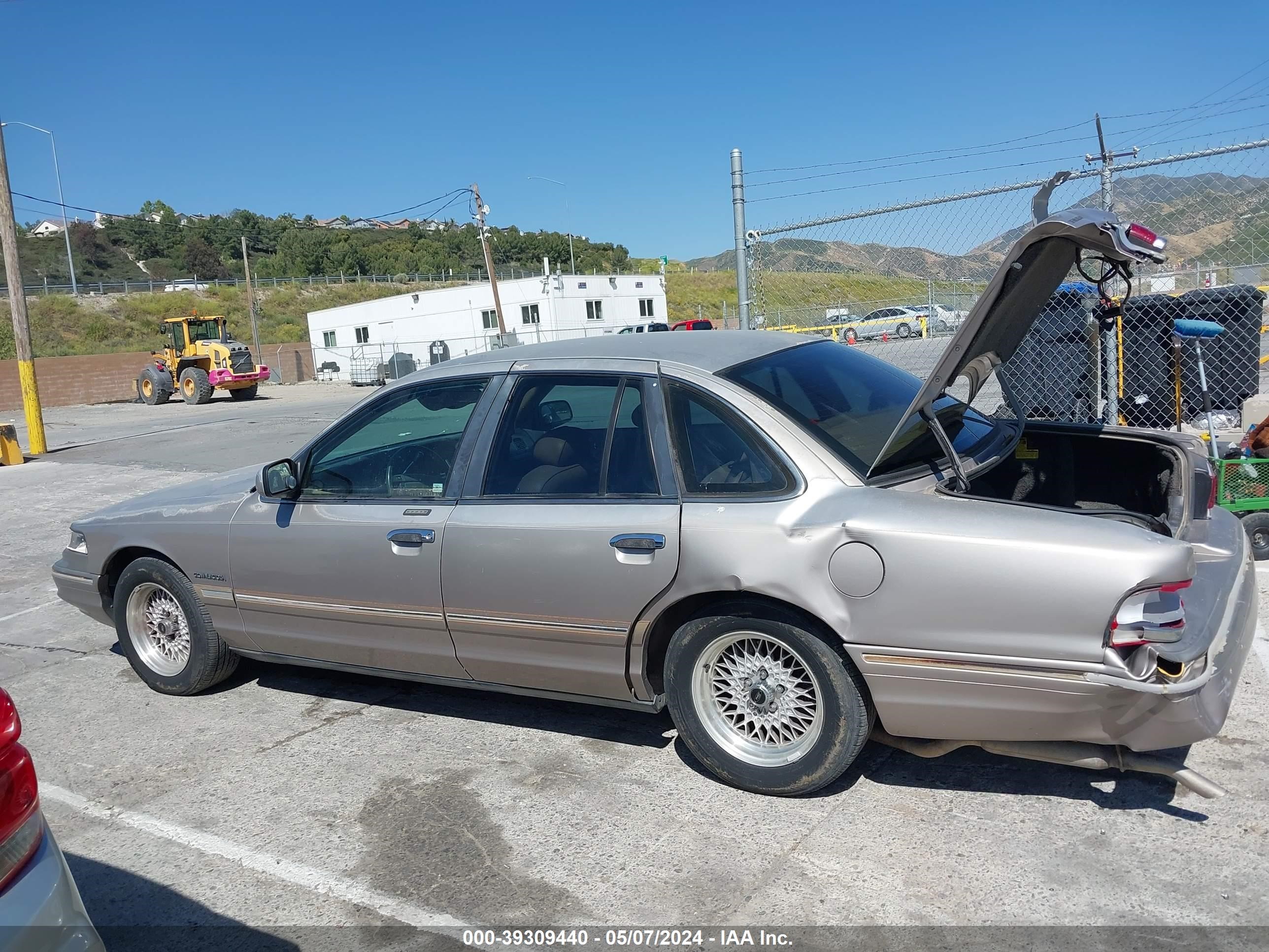 Photo 13 VIN: 2FALP74W0SX146148 - FORD CROWN VICTORIA 