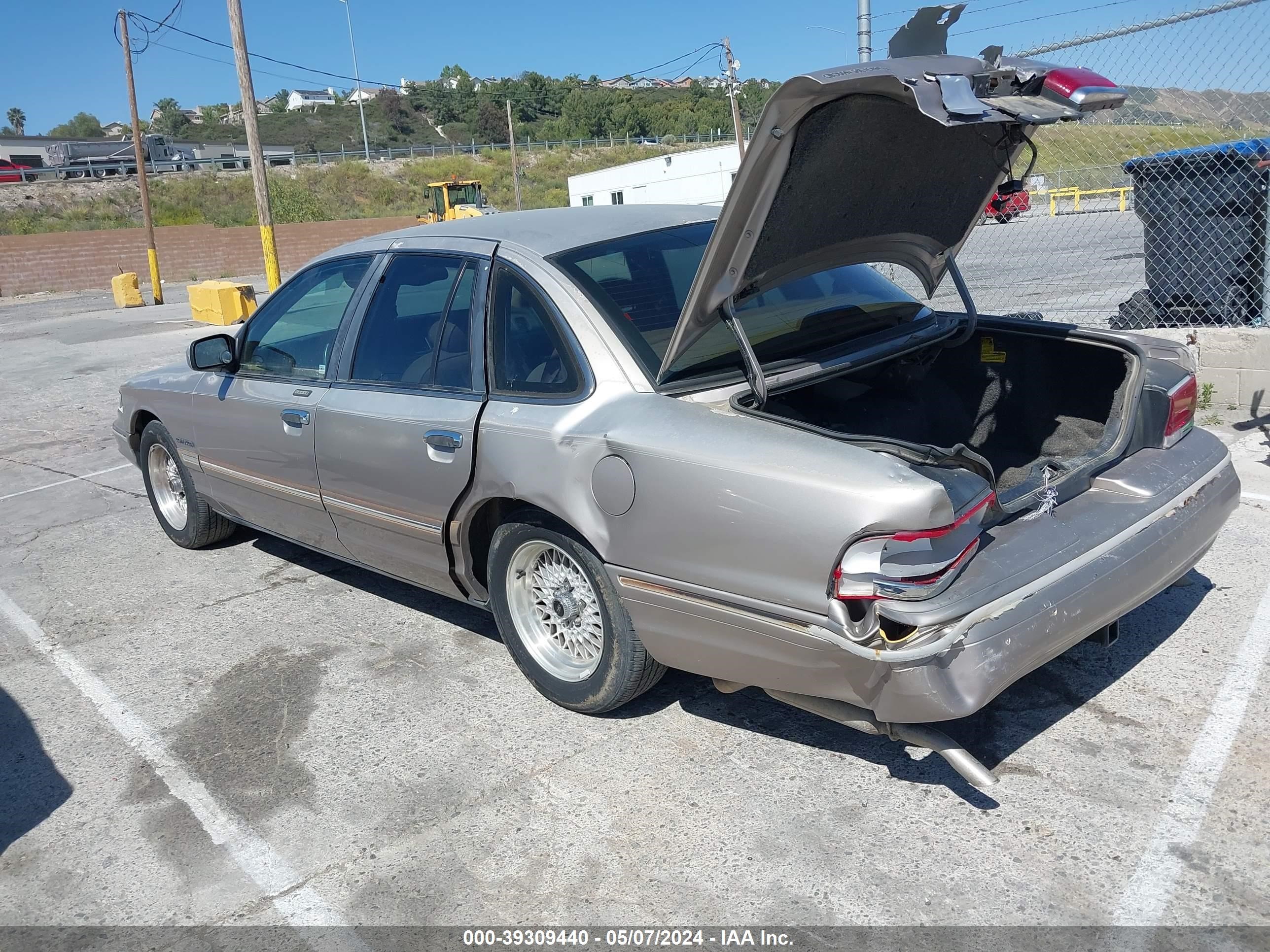 Photo 2 VIN: 2FALP74W0SX146148 - FORD CROWN VICTORIA 