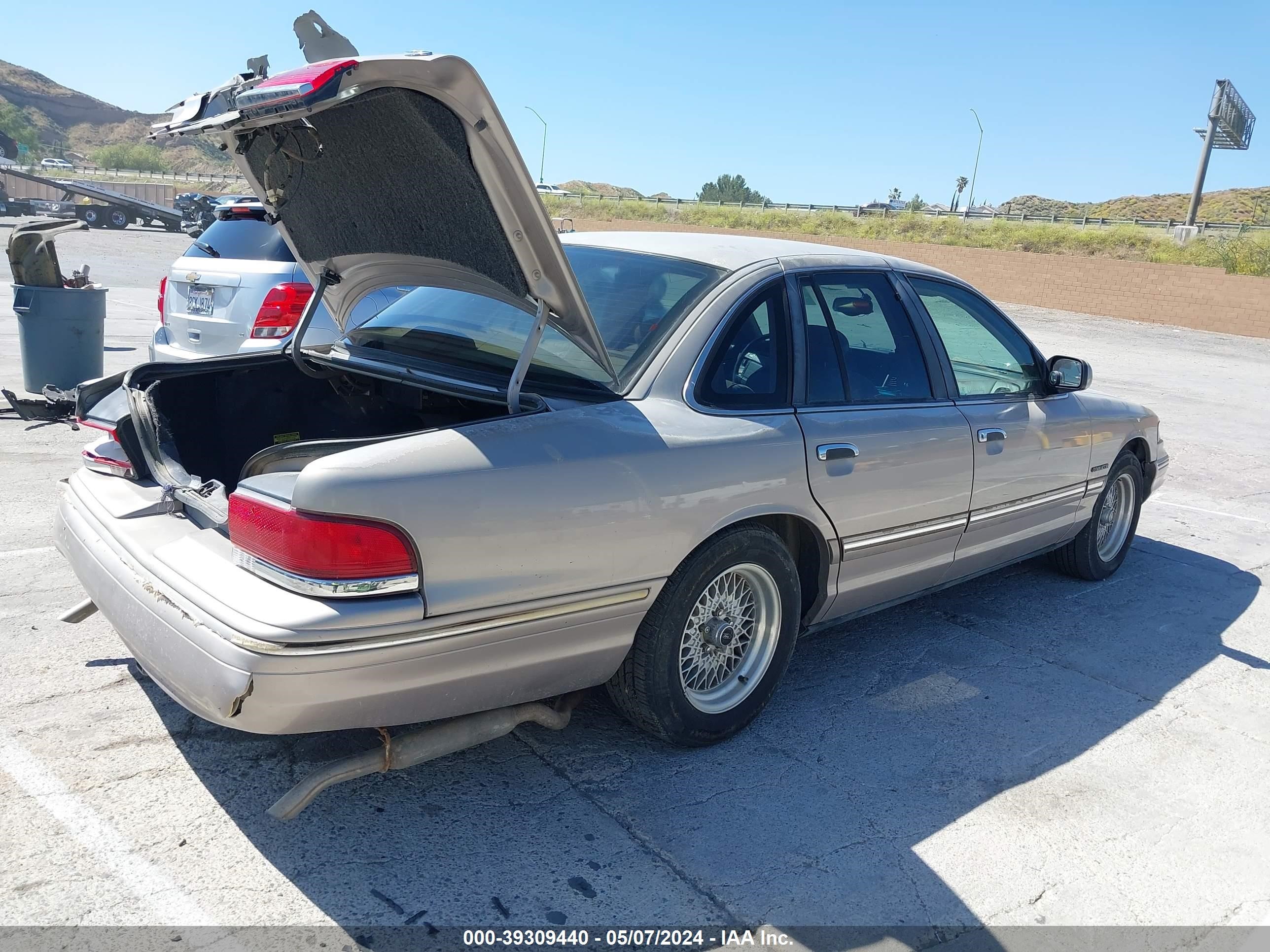 Photo 3 VIN: 2FALP74W0SX146148 - FORD CROWN VICTORIA 