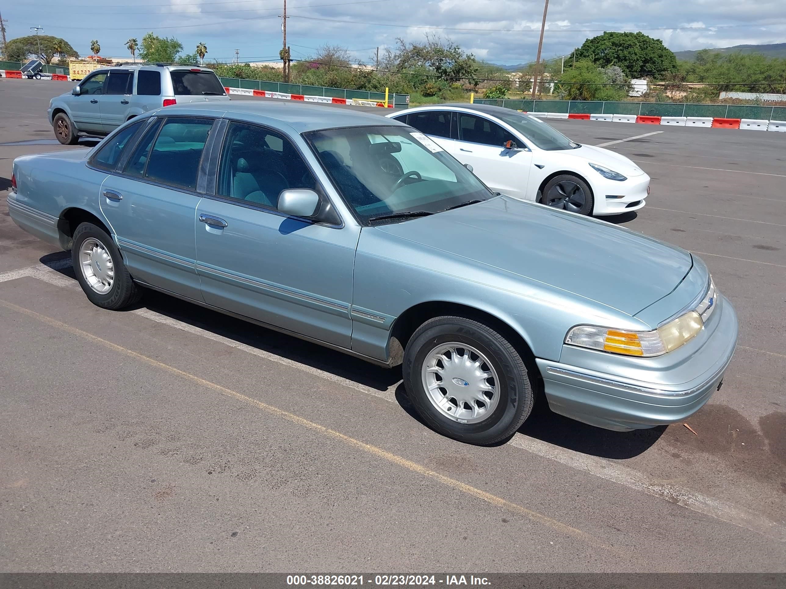 Photo 0 VIN: 2FALP74W0TX164392 - FORD CROWN VICTORIA 