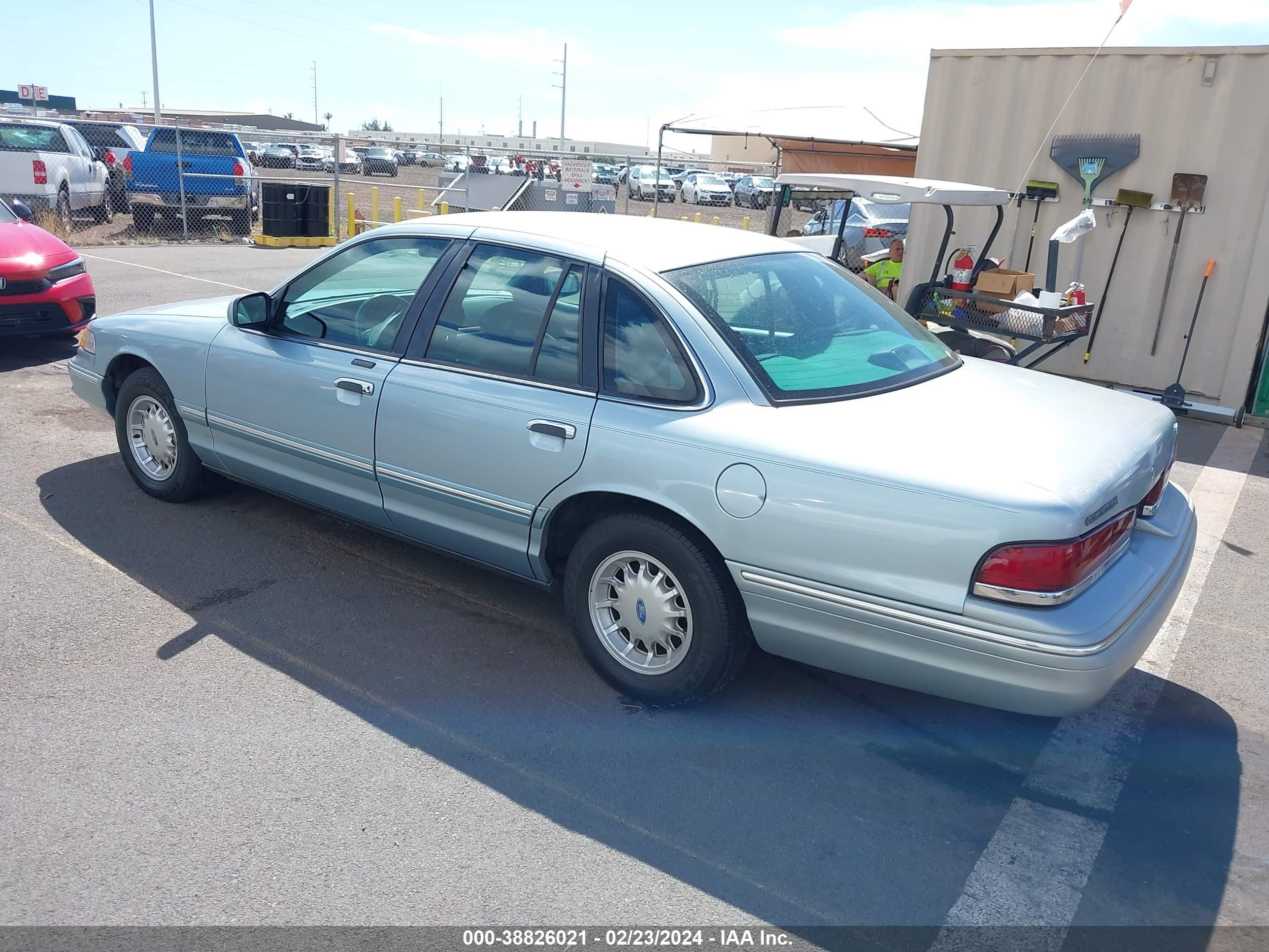 Photo 2 VIN: 2FALP74W0TX164392 - FORD CROWN VICTORIA 