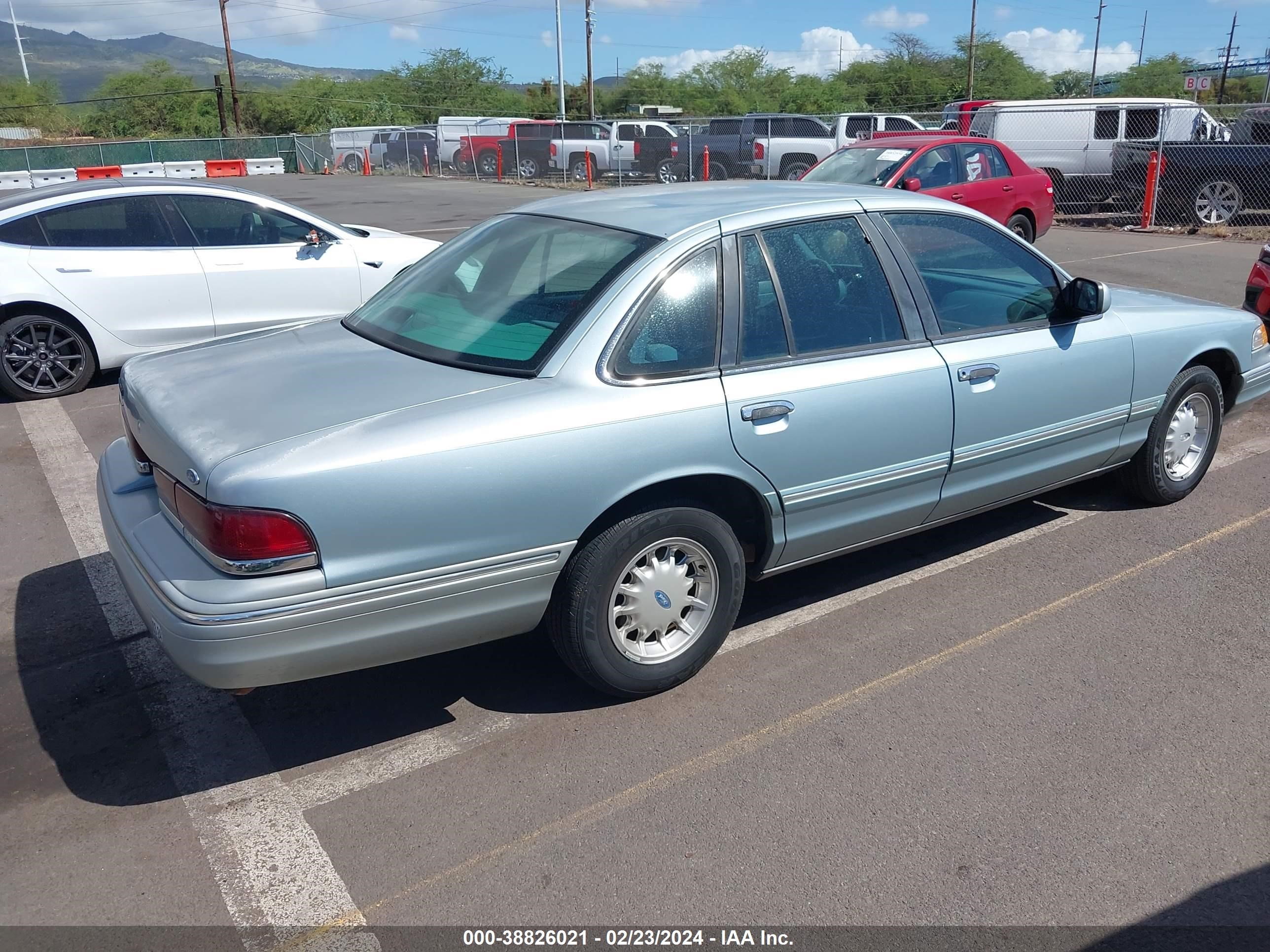 Photo 3 VIN: 2FALP74W0TX164392 - FORD CROWN VICTORIA 