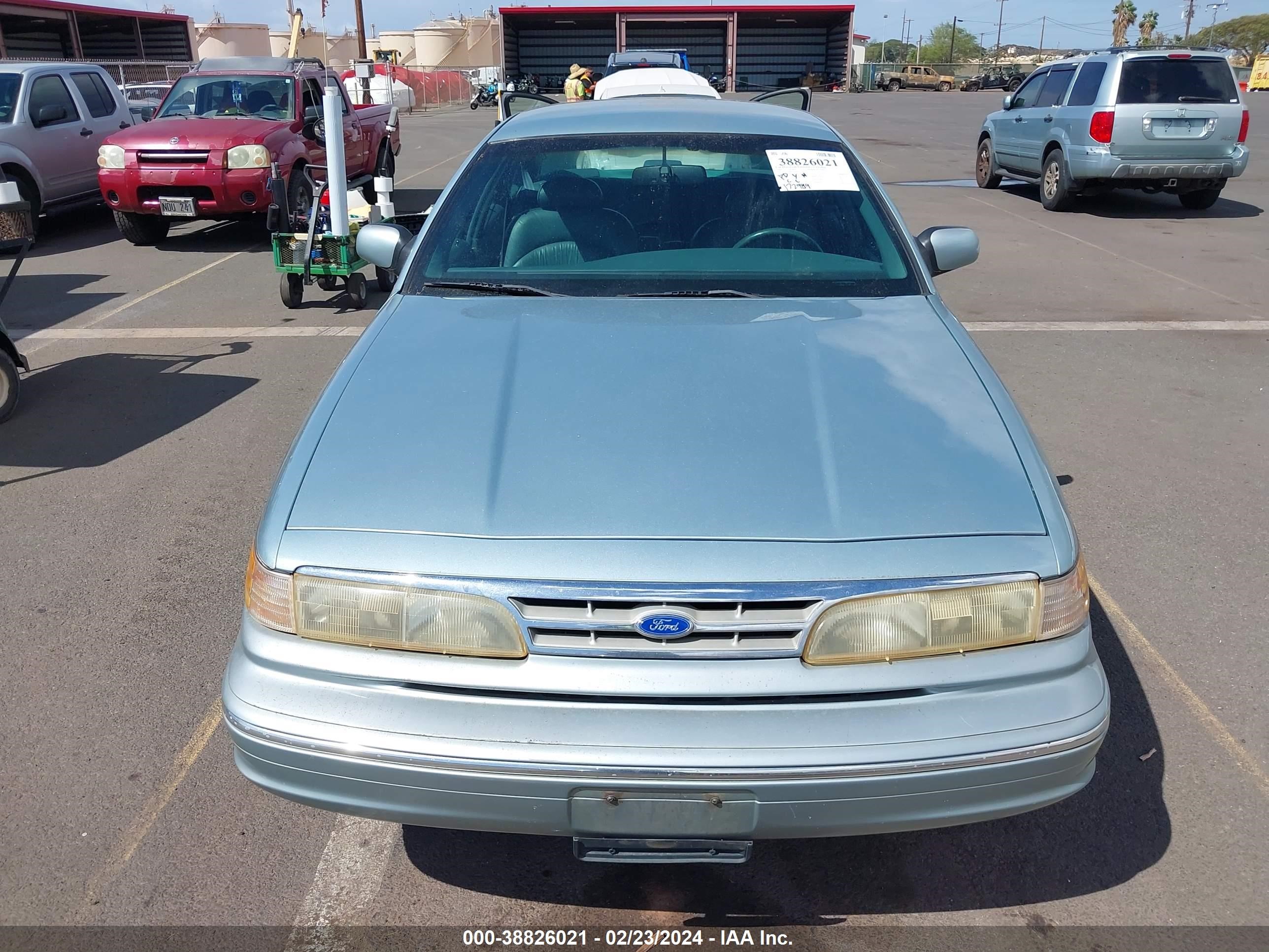 Photo 5 VIN: 2FALP74W0TX164392 - FORD CROWN VICTORIA 