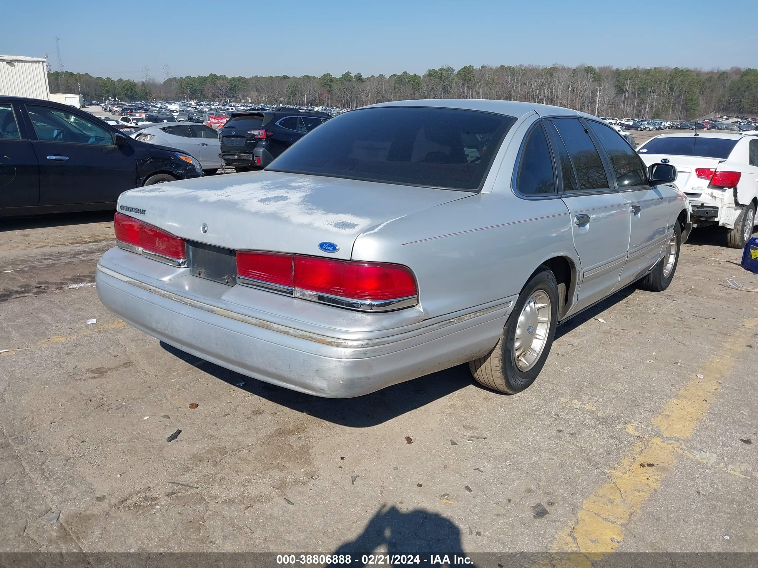 Photo 3 VIN: 2FALP74W1SX140620 - FORD CROWN VICTORIA 