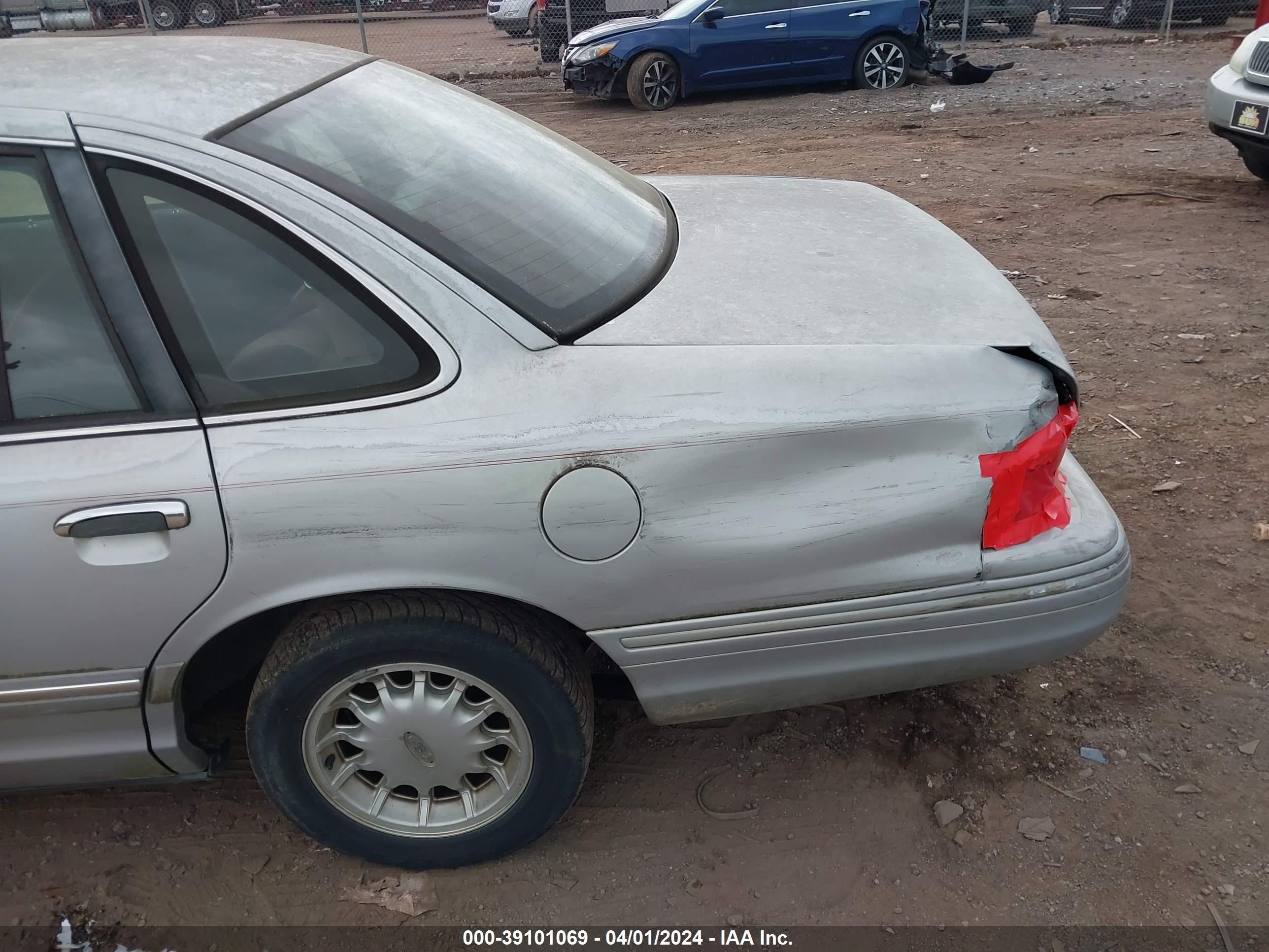 Photo 11 VIN: 2FALP74W2SX188210 - FORD CROWN VICTORIA 