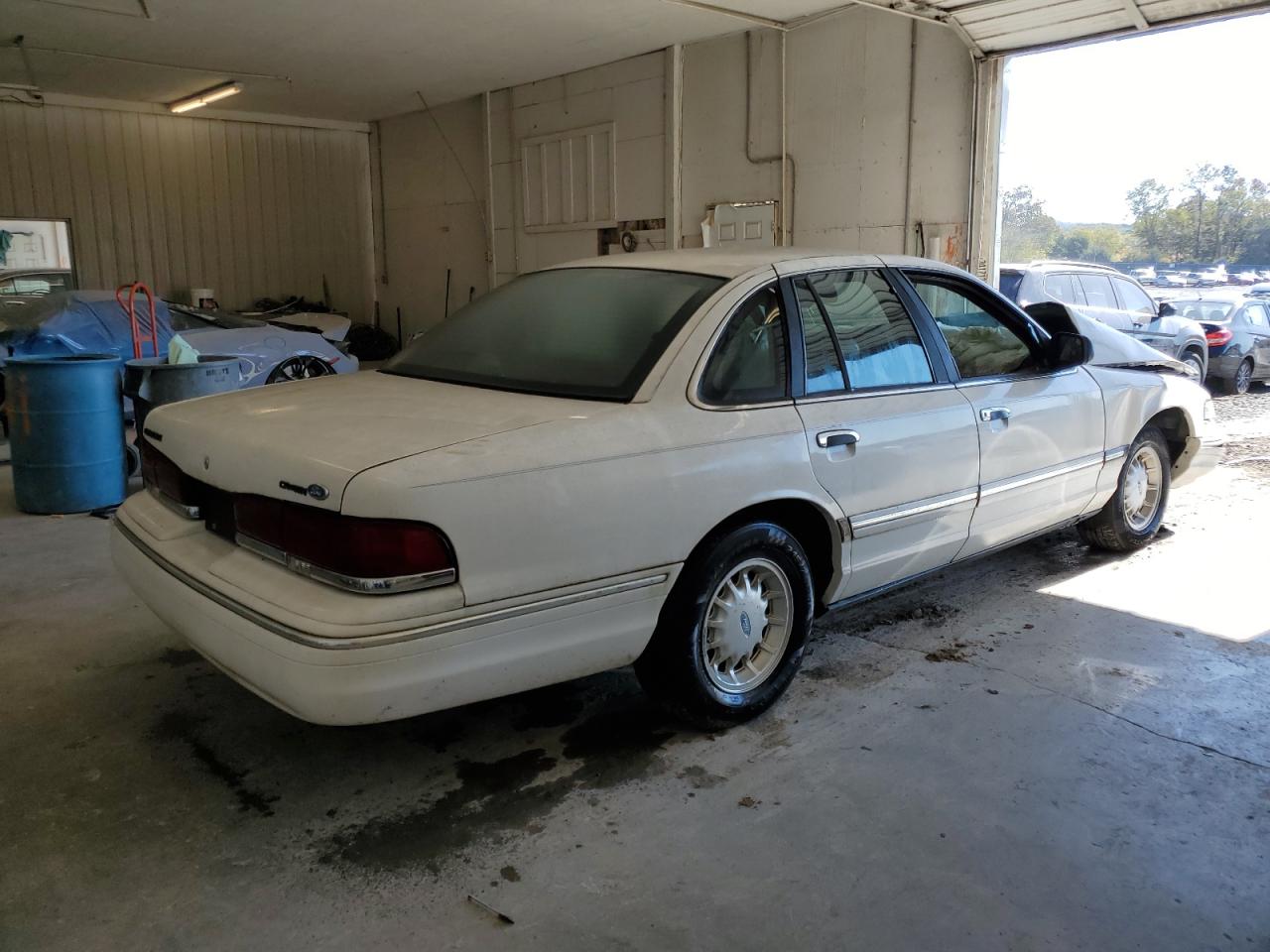 Photo 2 VIN: 2FALP74W5TX194522 - FORD CROWN VICTORIA 