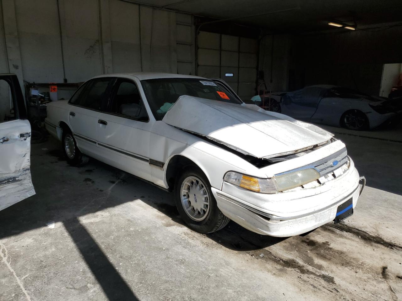 Photo 3 VIN: 2FALP74W5TX194522 - FORD CROWN VICTORIA 