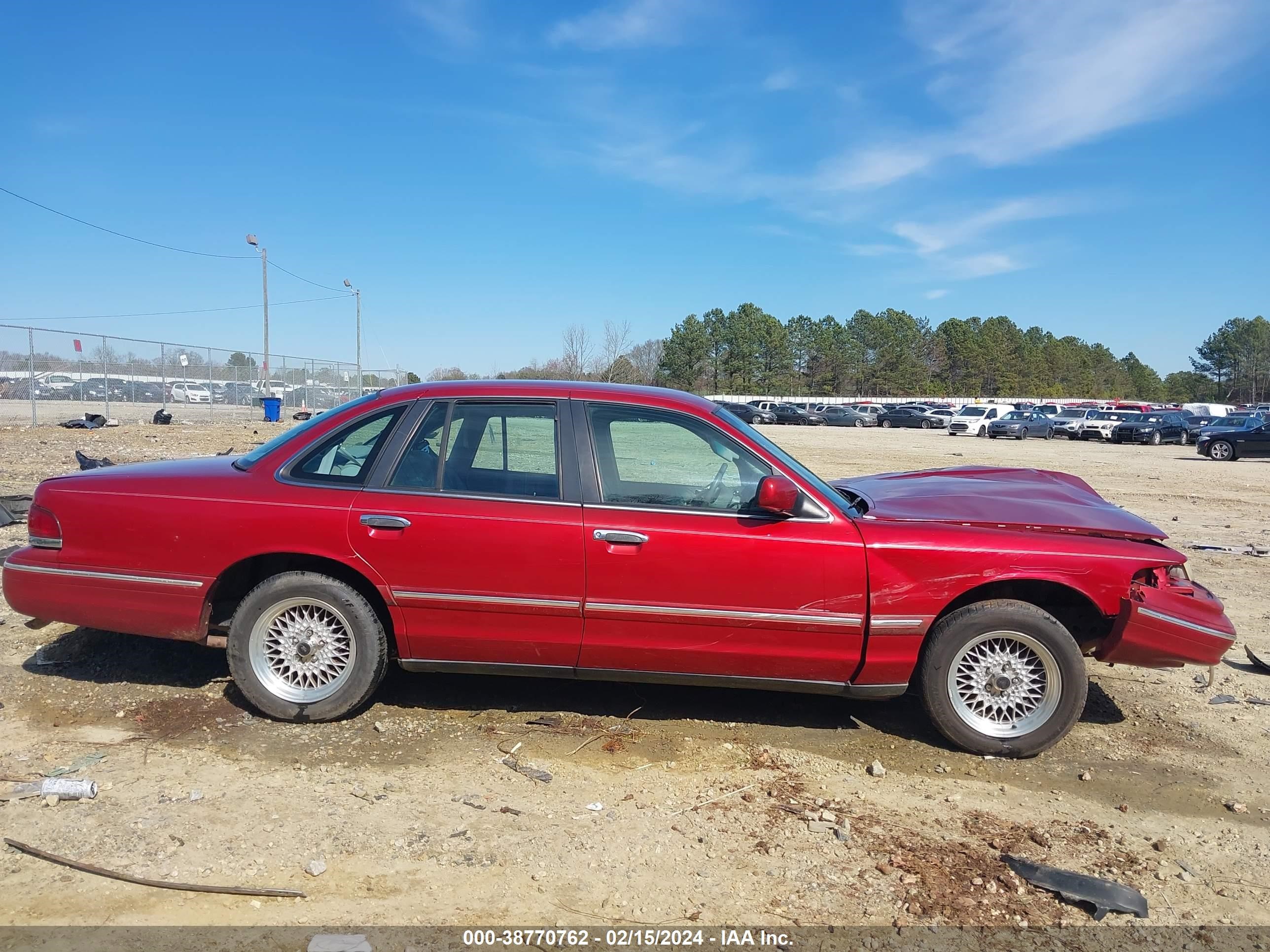 Photo 12 VIN: 2FALP74W5TX209083 - FORD CROWN VICTORIA 