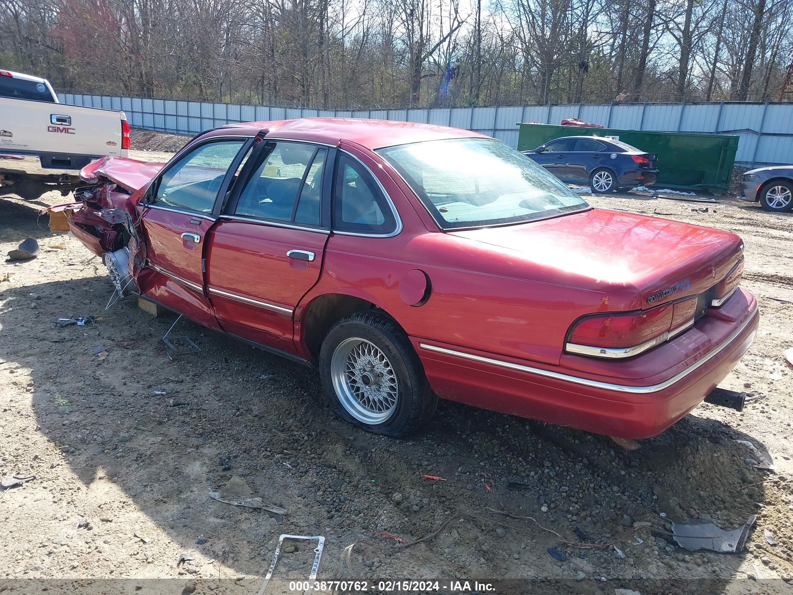 Photo 2 VIN: 2FALP74W5TX209083 - FORD CROWN VICTORIA 