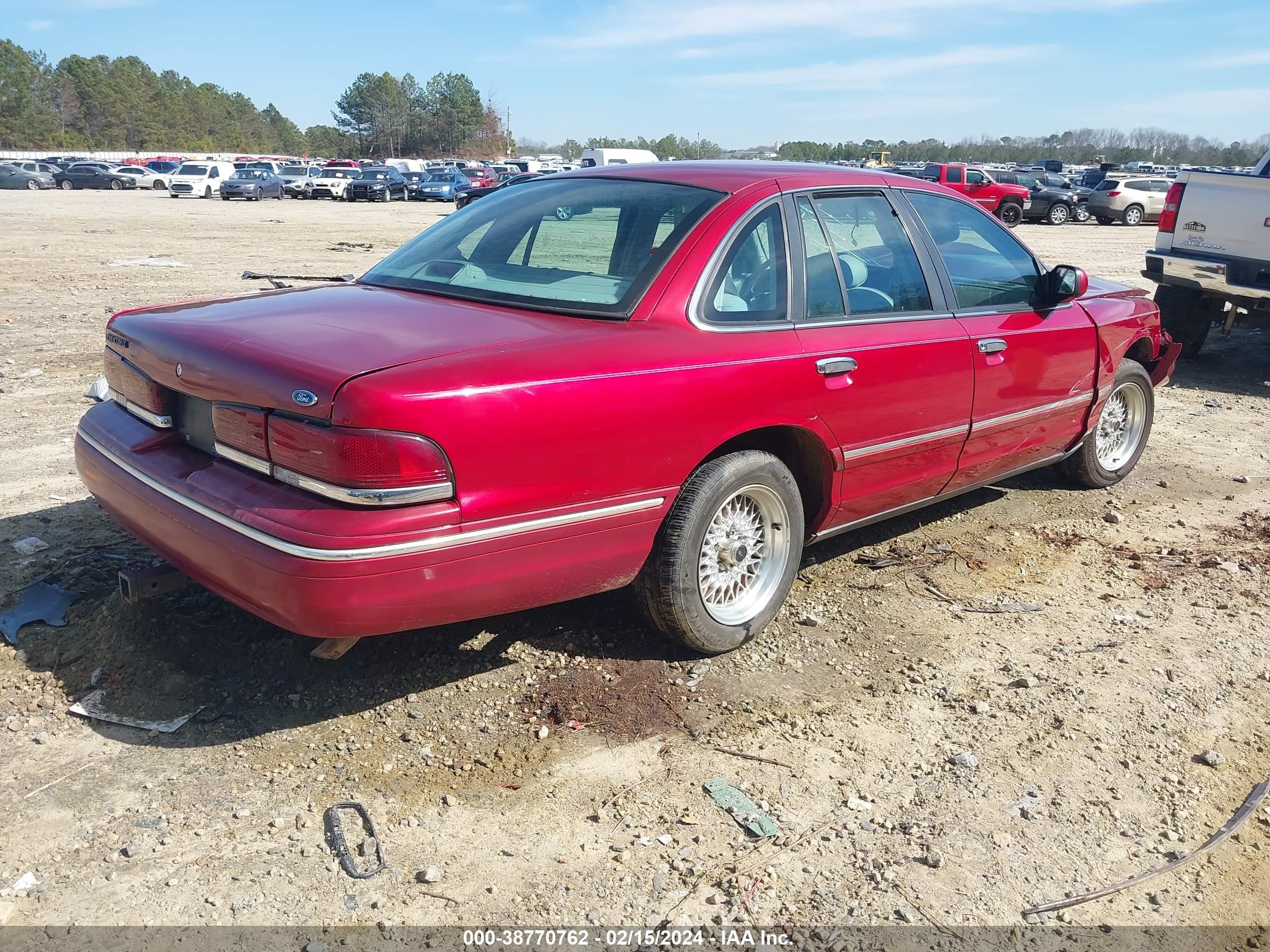 Photo 3 VIN: 2FALP74W5TX209083 - FORD CROWN VICTORIA 