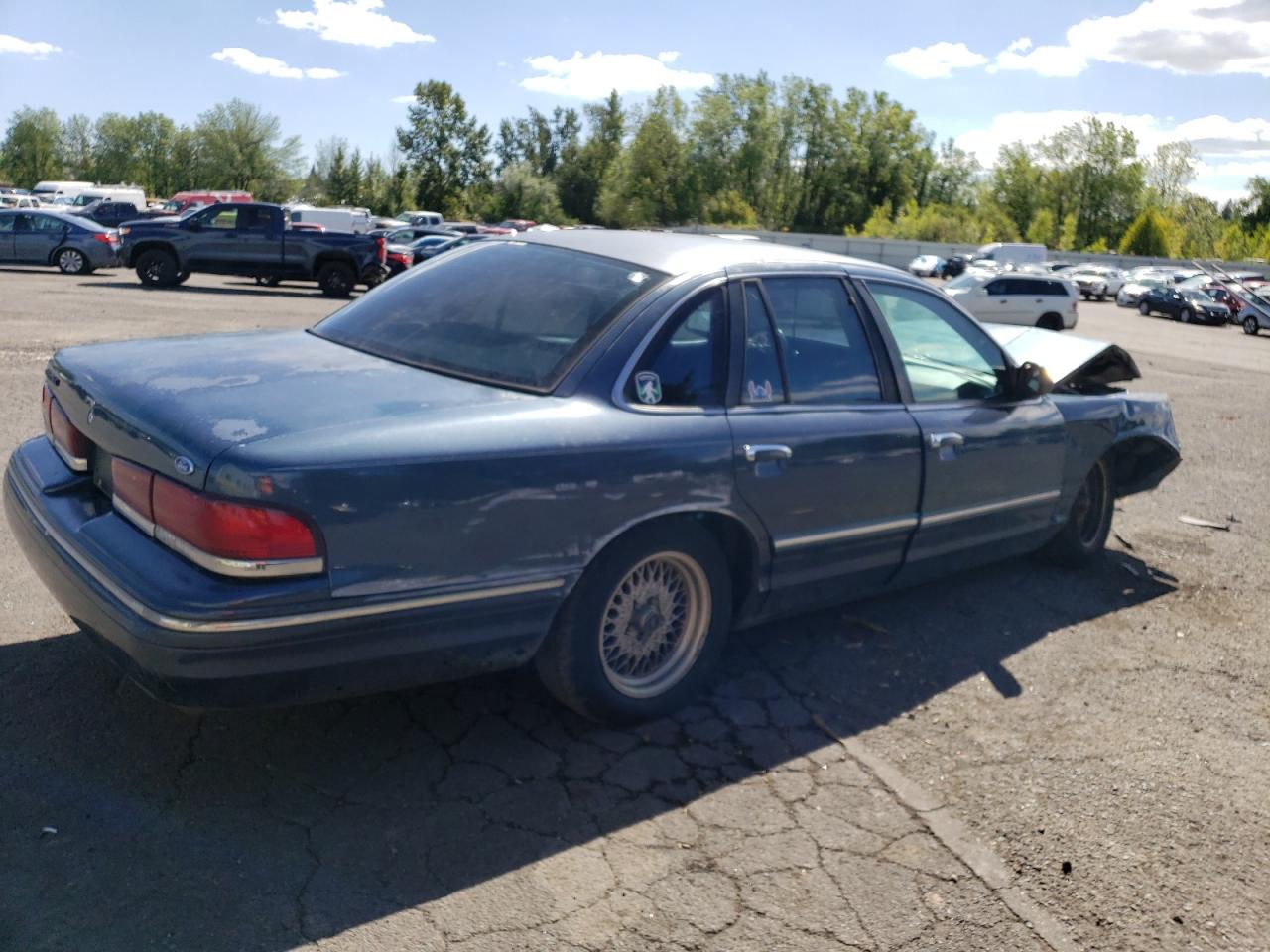 Photo 2 VIN: 2FALP74W5VX132038 - FORD CROWN VICTORIA 