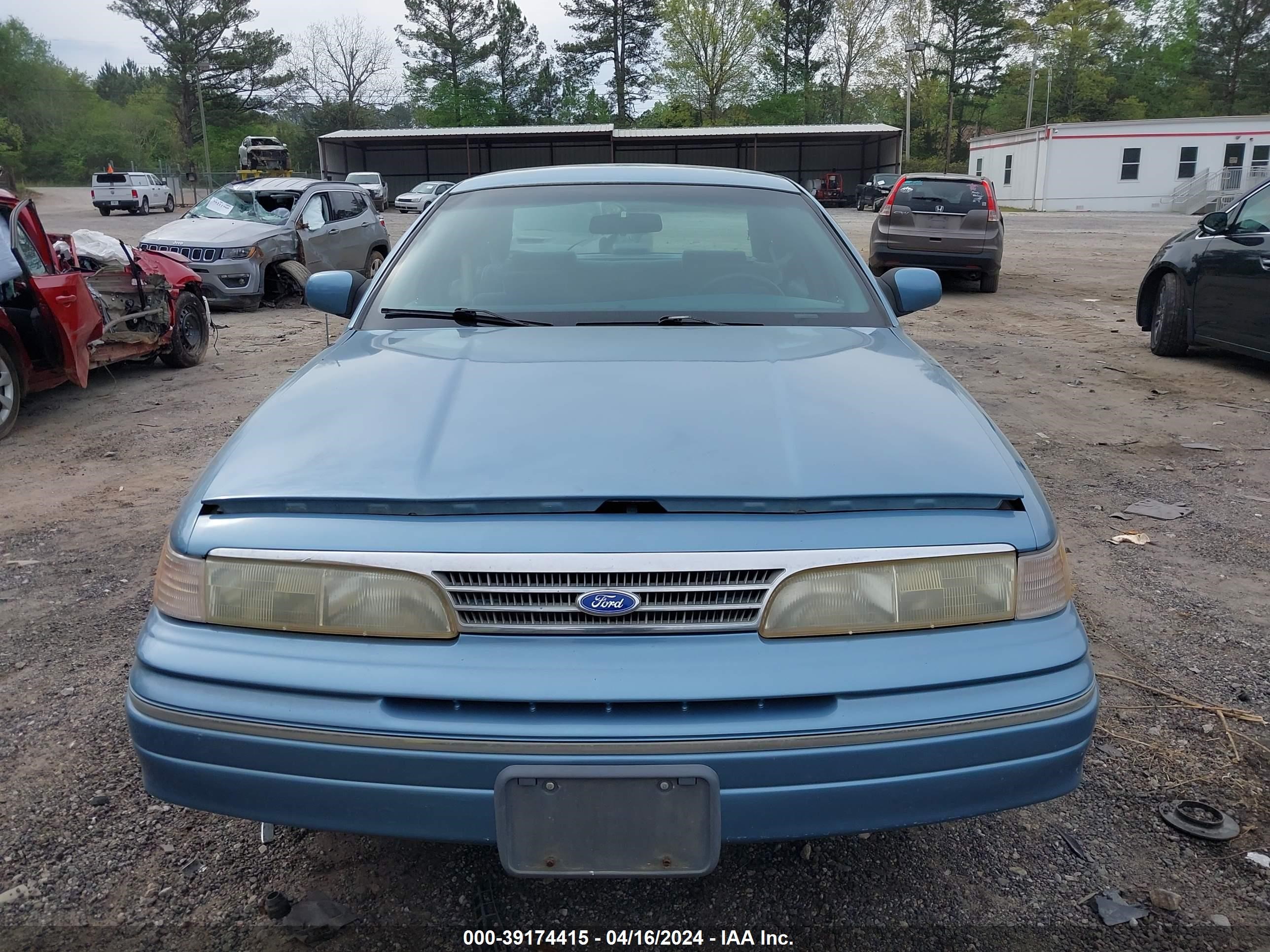 Photo 5 VIN: 2FALP74W6RX175485 - FORD CROWN VICTORIA 