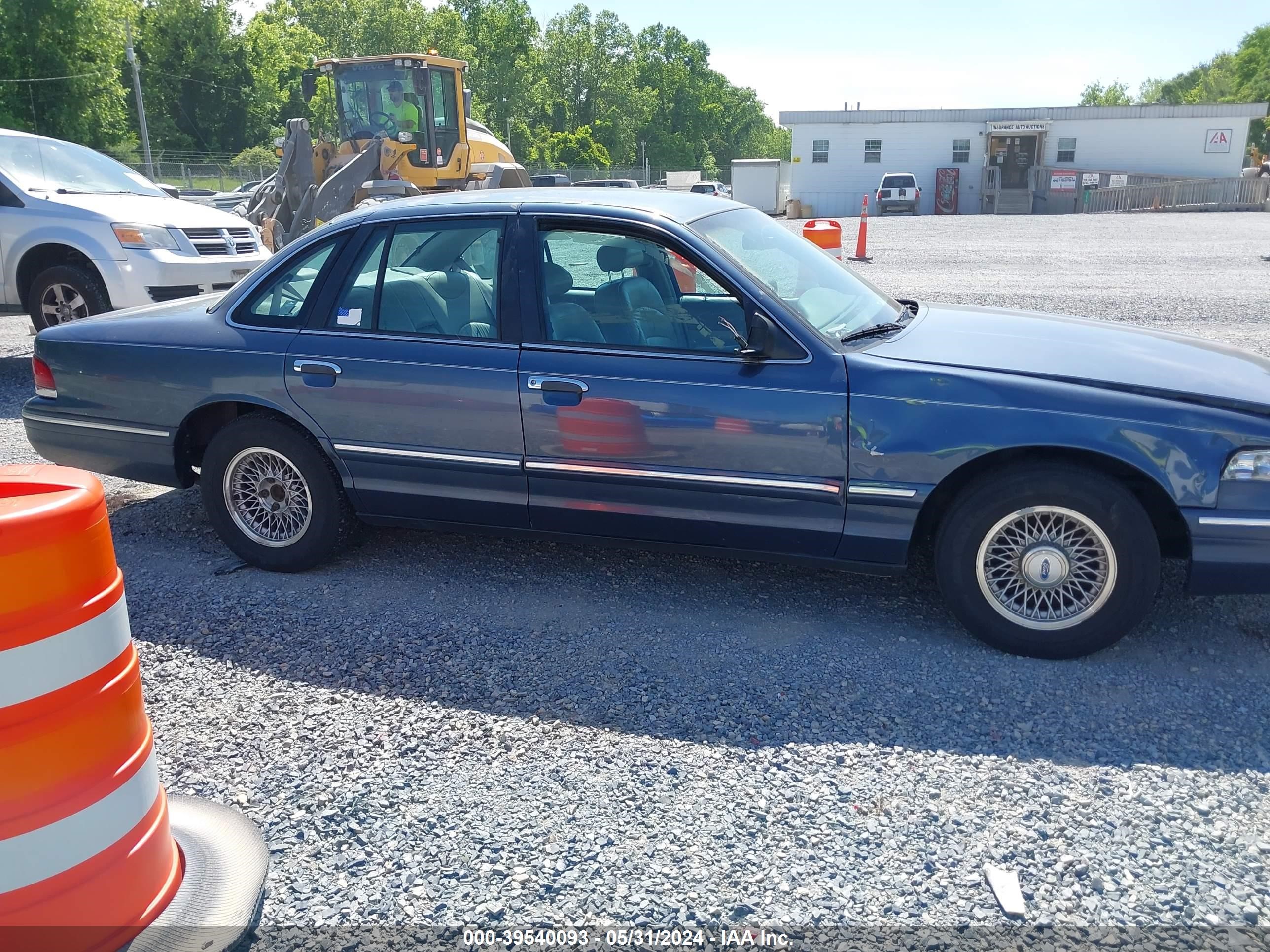 Photo 12 VIN: 2FALP74W7VX114429 - FORD CROWN VICTORIA 